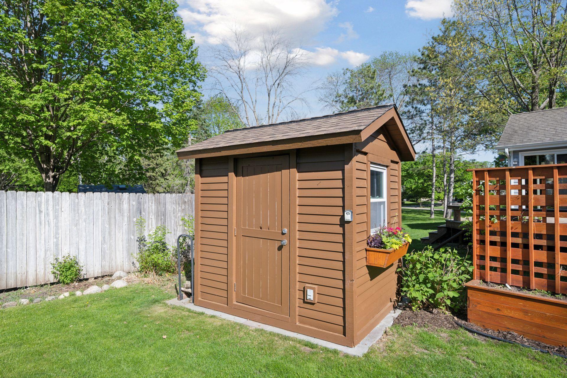 2500 Urbandale Lane N