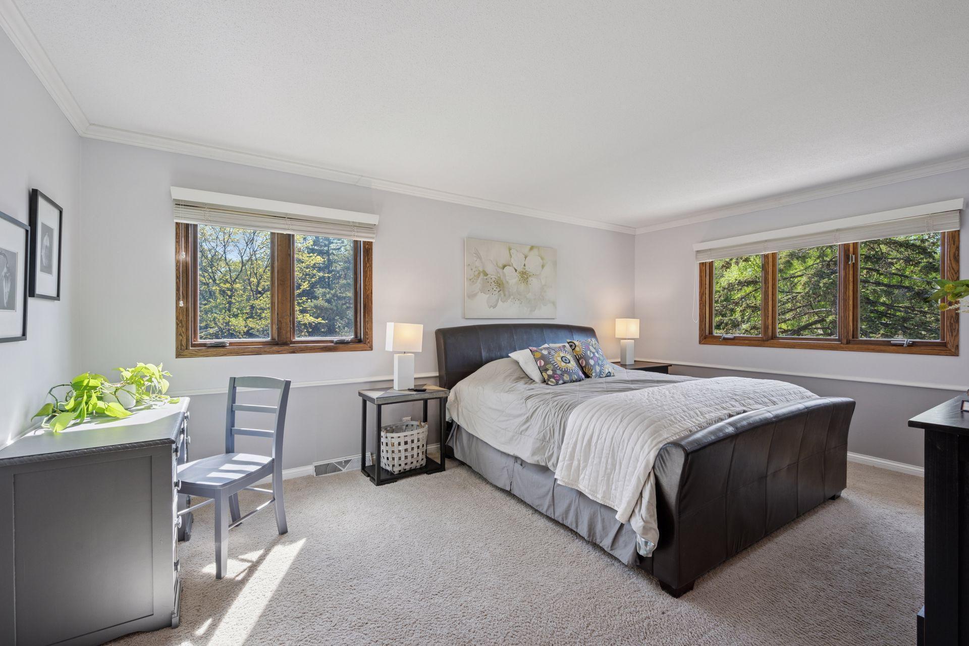 2500 Urbandale Lane N