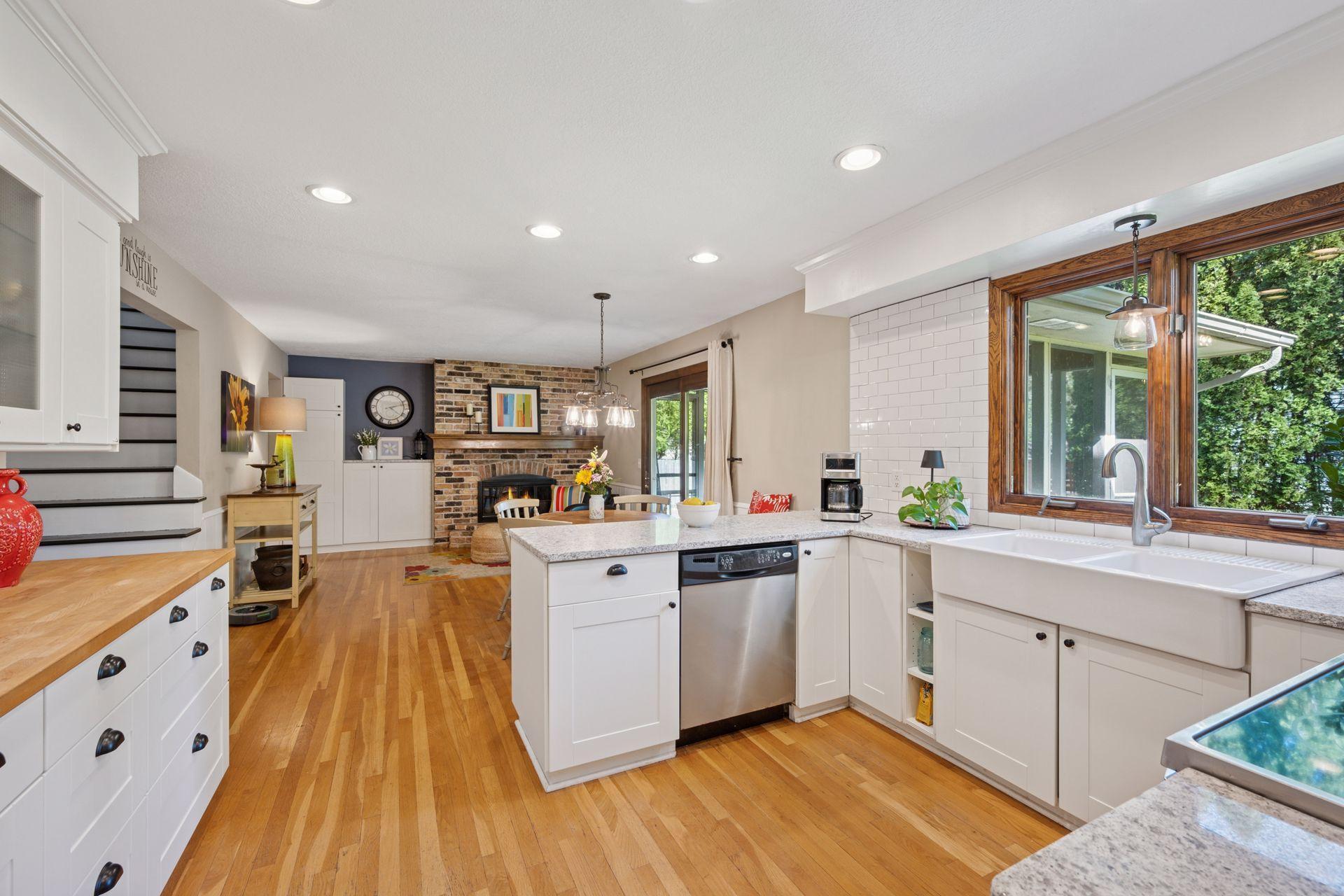 2500 Urbandale Lane N