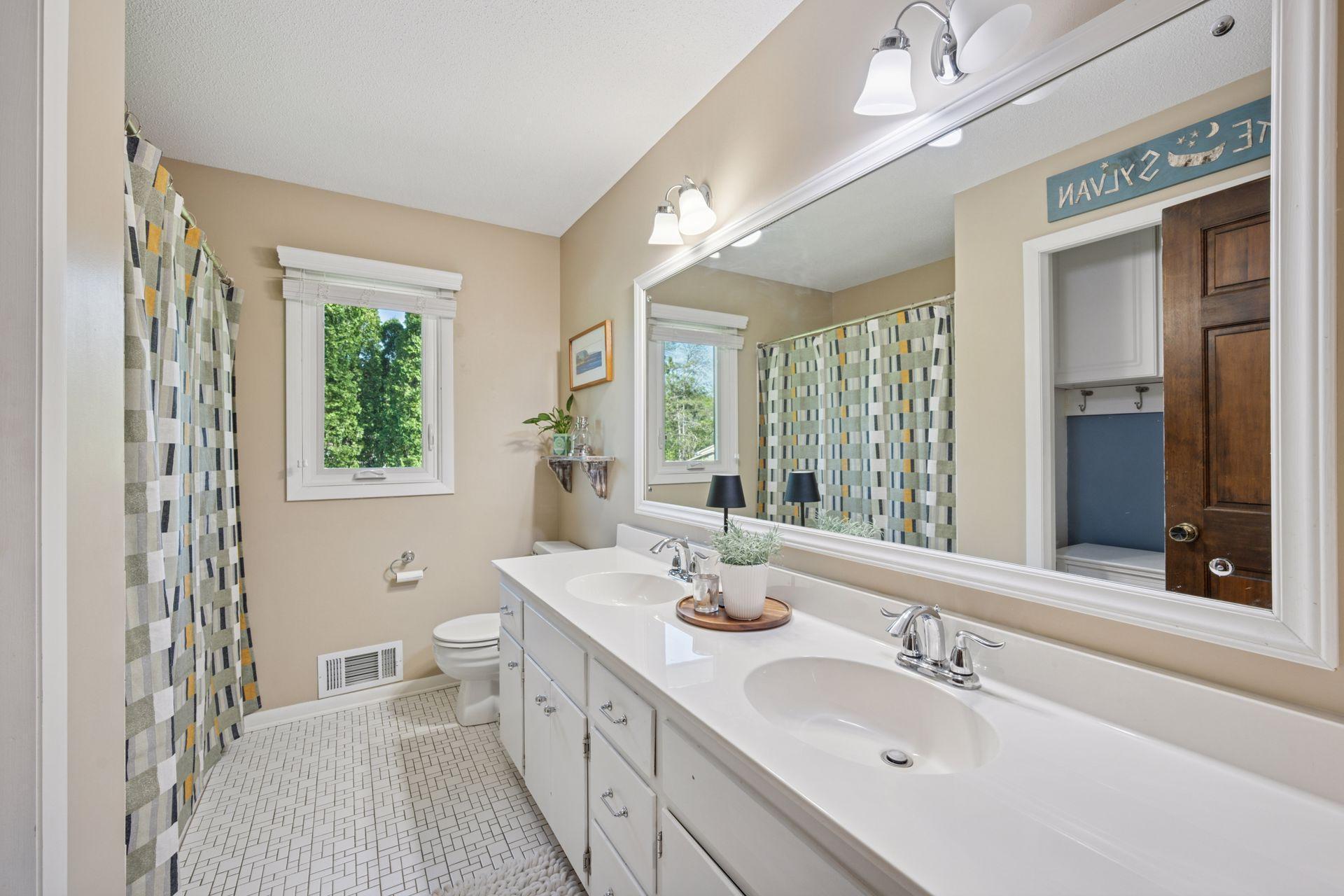 2500 Urbandale Lane N