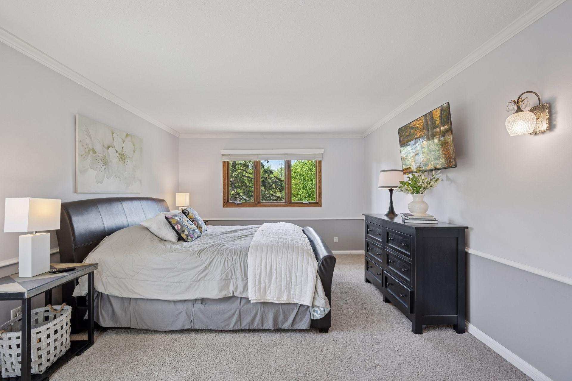 2500 Urbandale Lane N