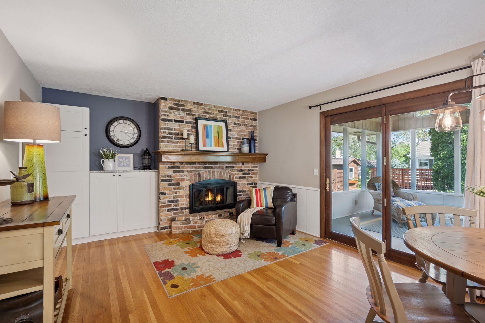 2500 Urbandale Lane N