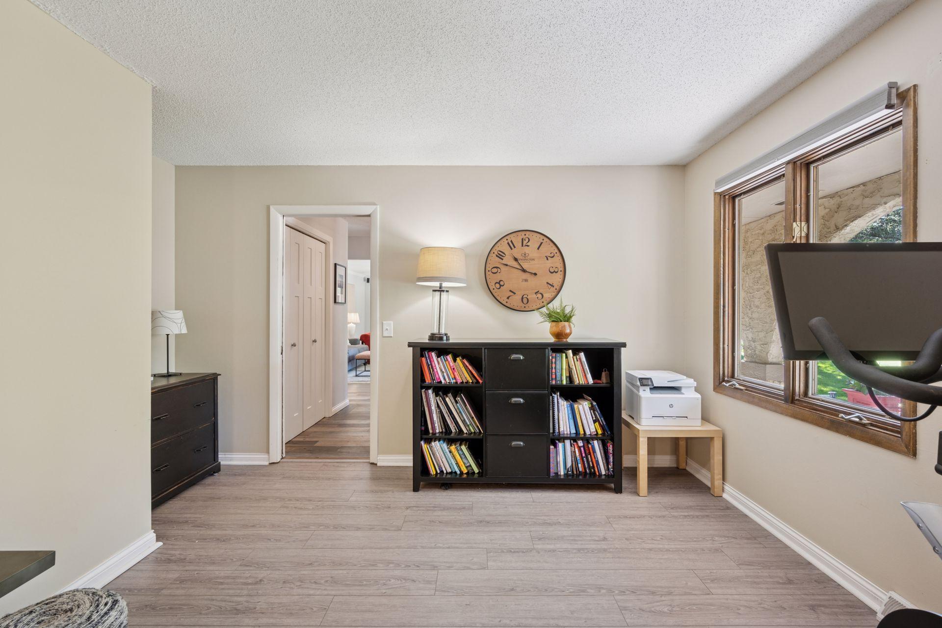 2500 Urbandale Lane N