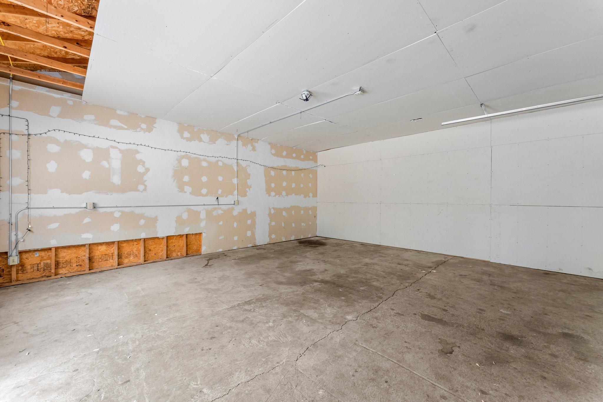 1976 Hyacinth Avenue E