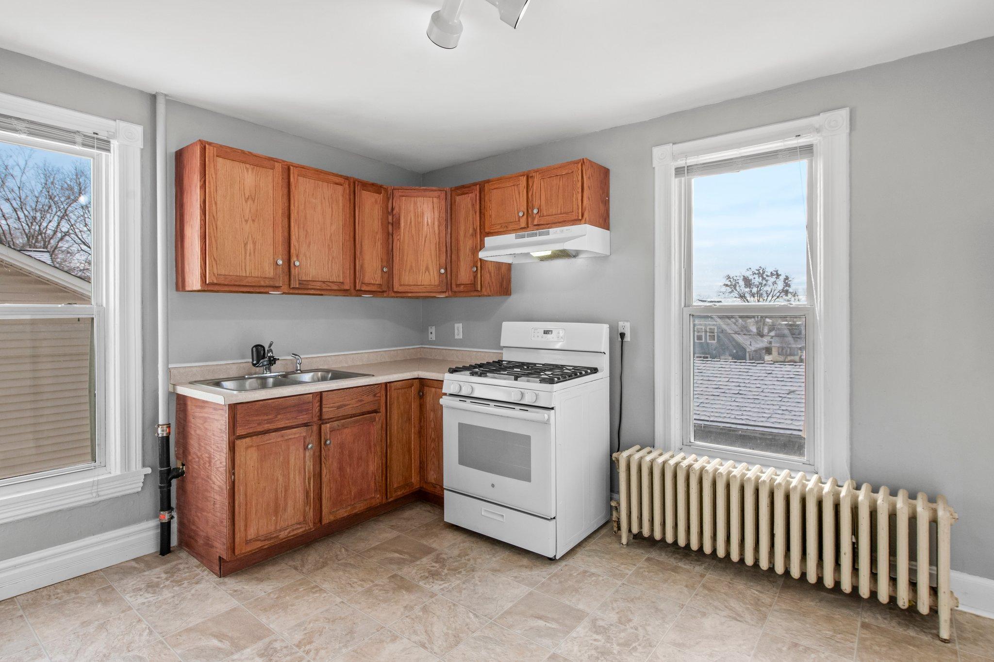 1976 Hyacinth Avenue E