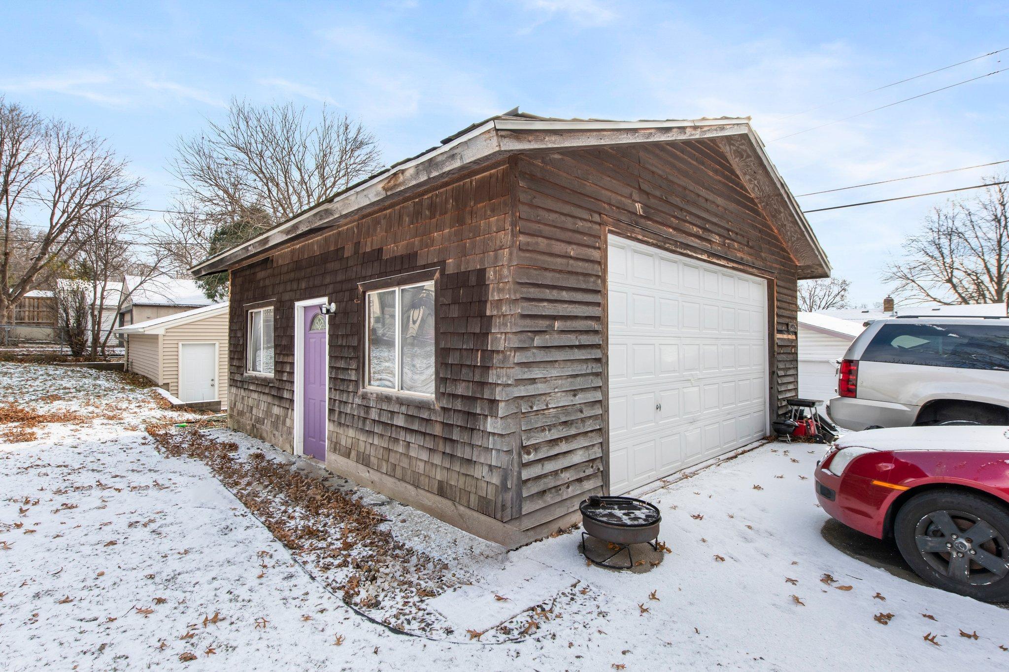 1976 Hyacinth Avenue E