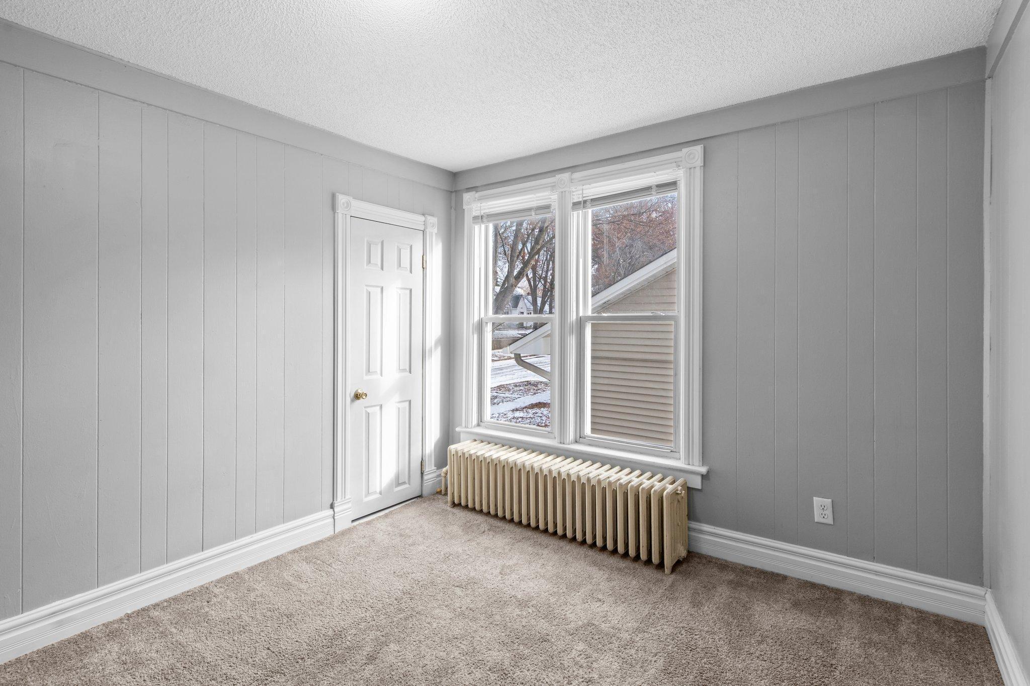 1976 Hyacinth Avenue E