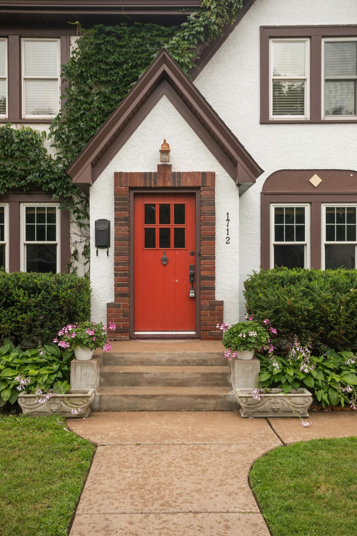 1712 Scheffer Avenue