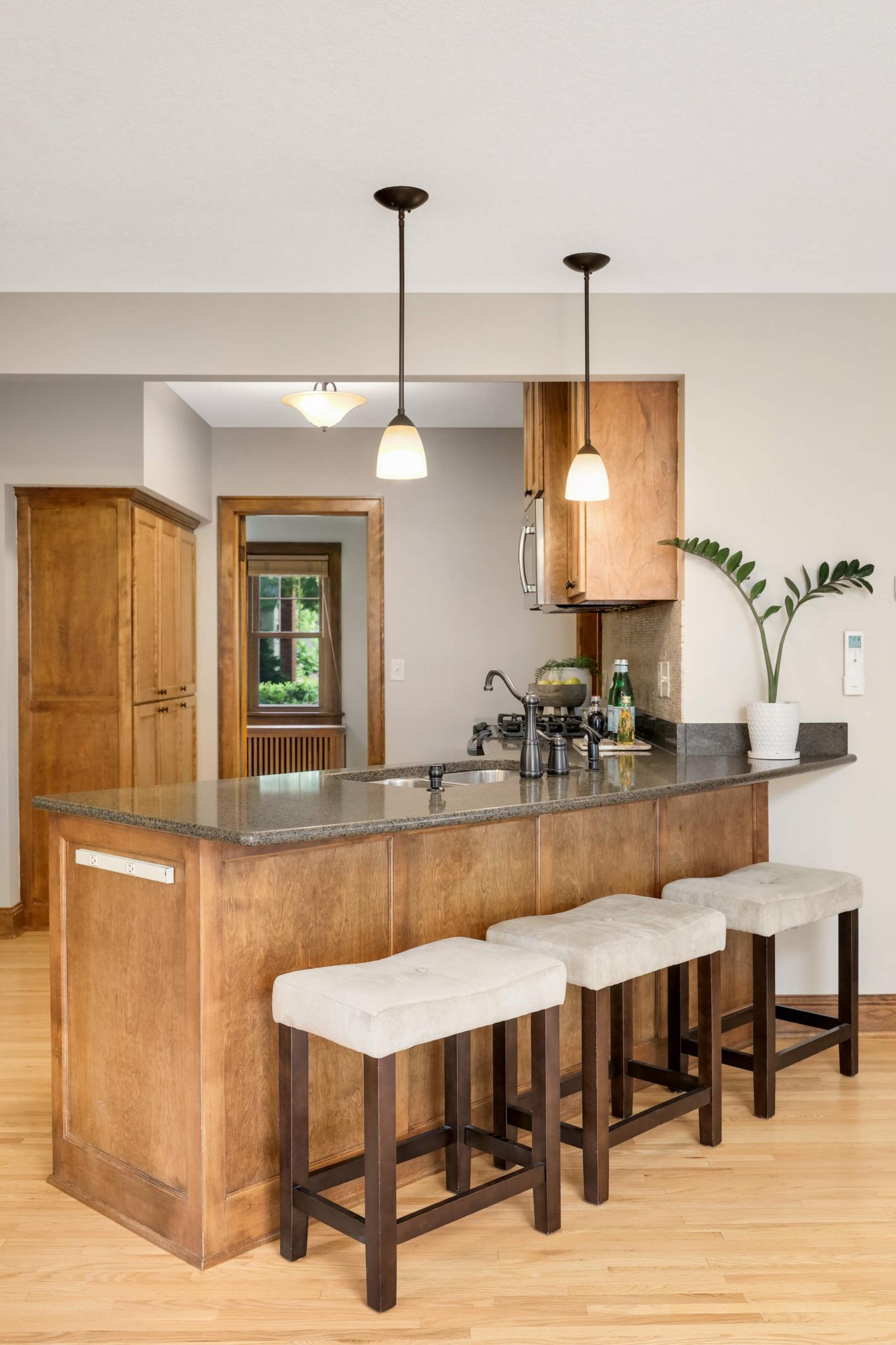 1712 Scheffer Avenue