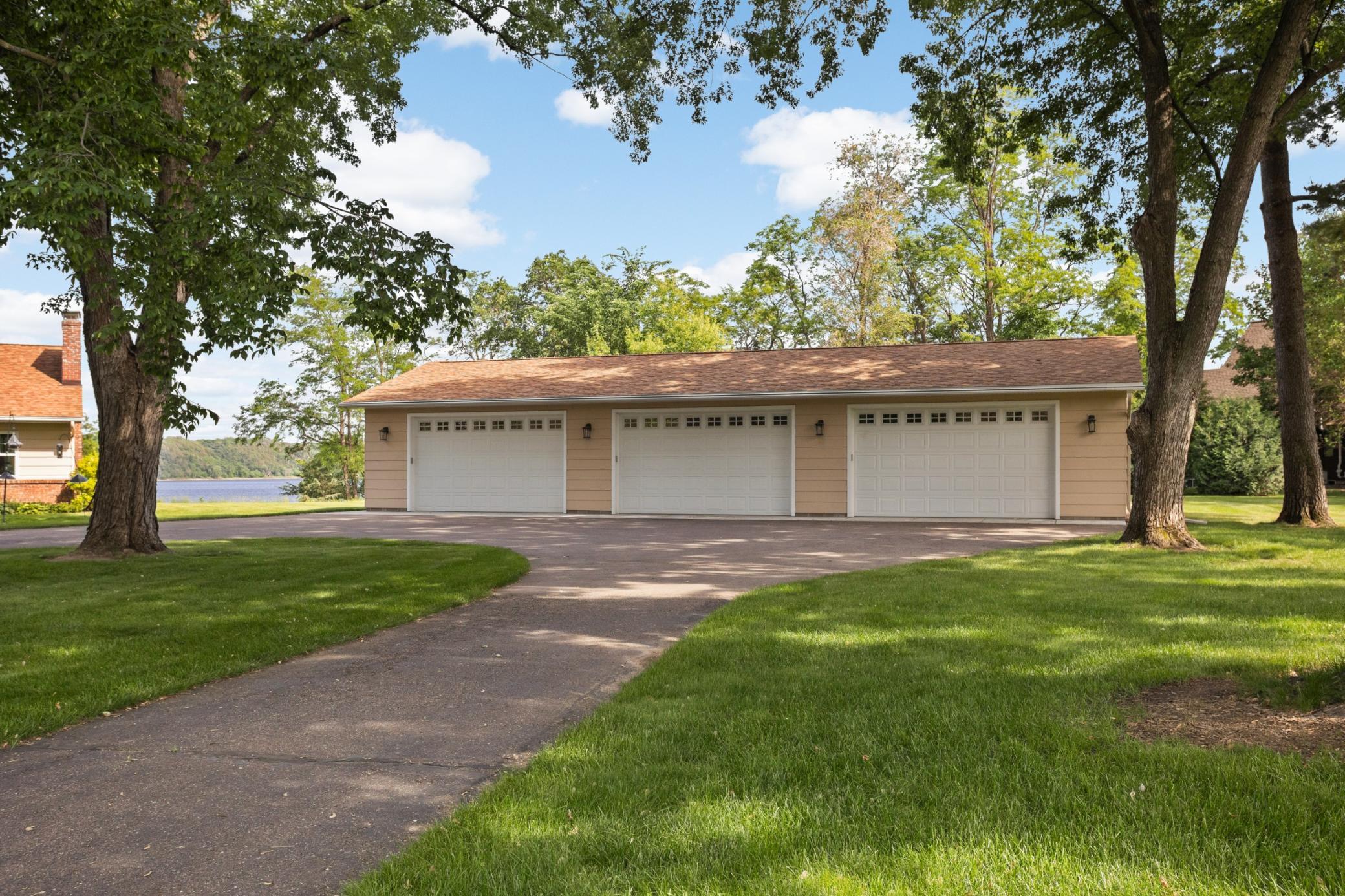 145 Lakeland Shores Road N