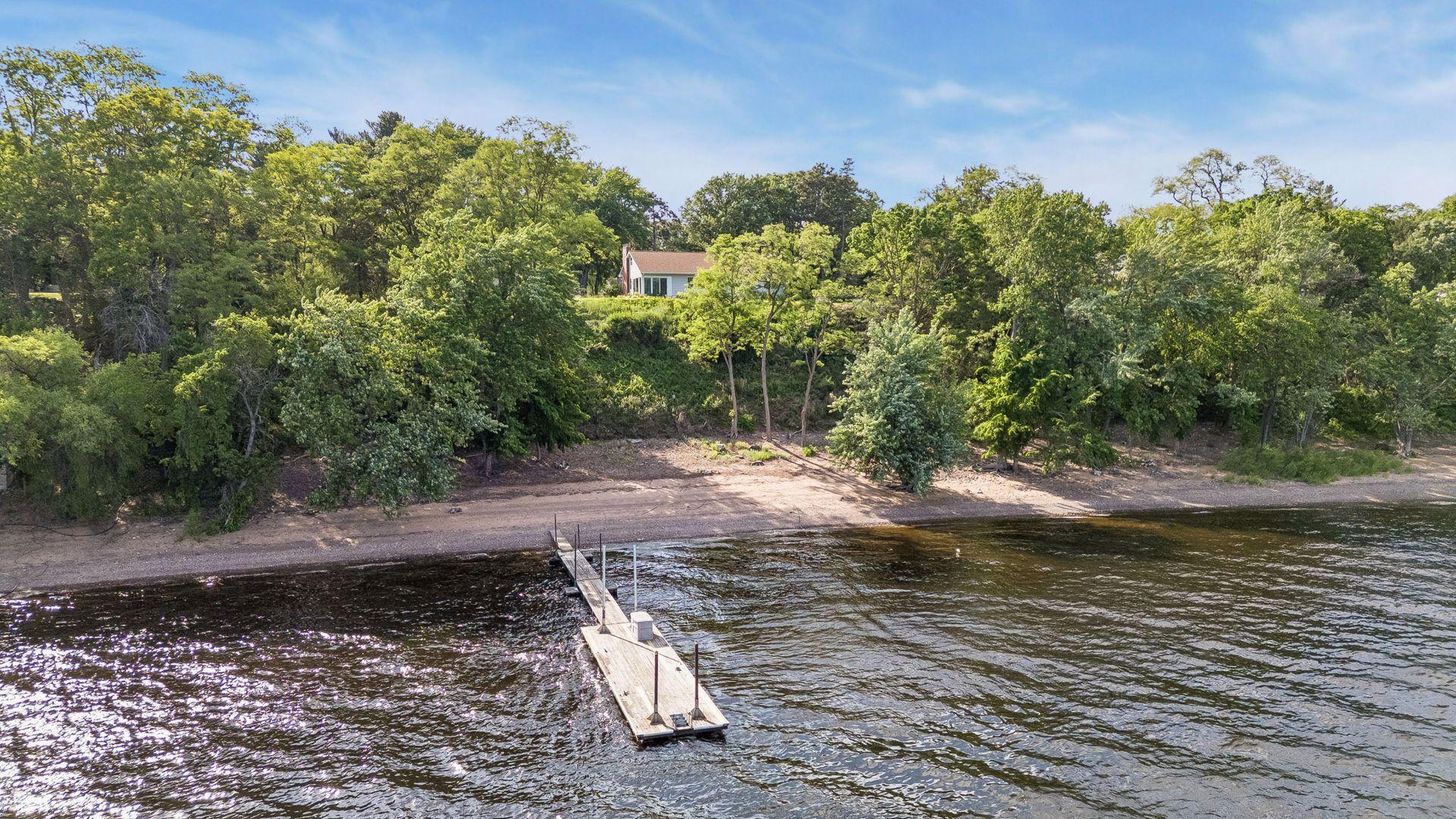 145 Lakeland Shores Road N