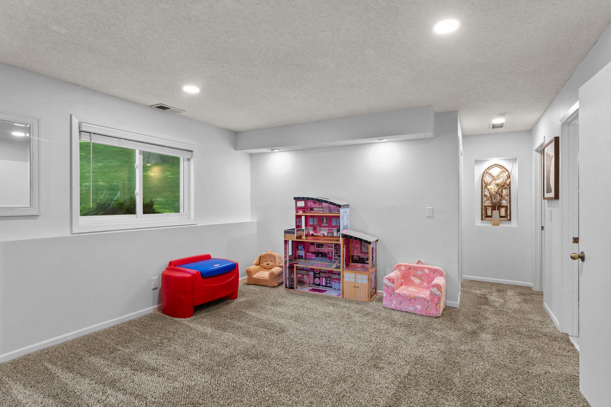 899 Park Knoll Drive
