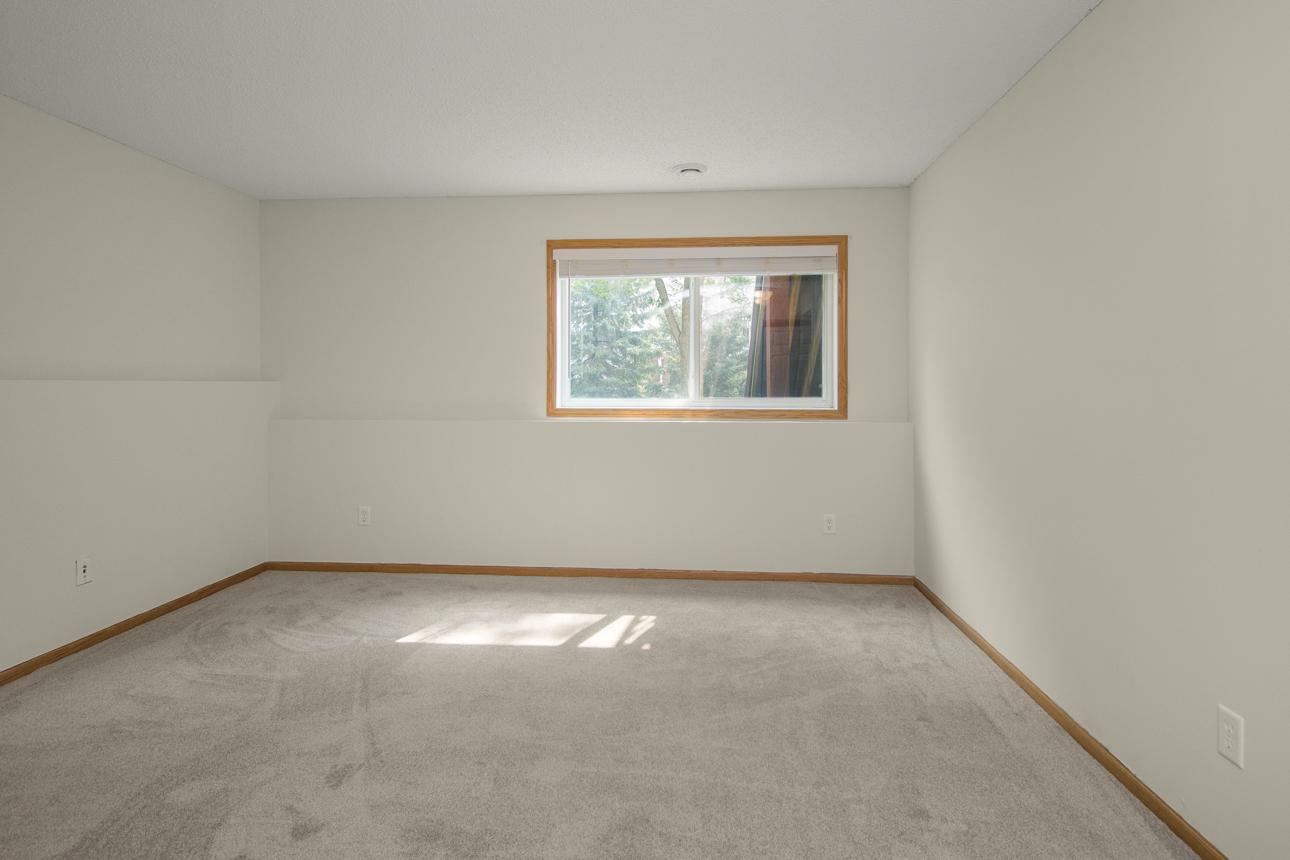 10642 Pond Curve