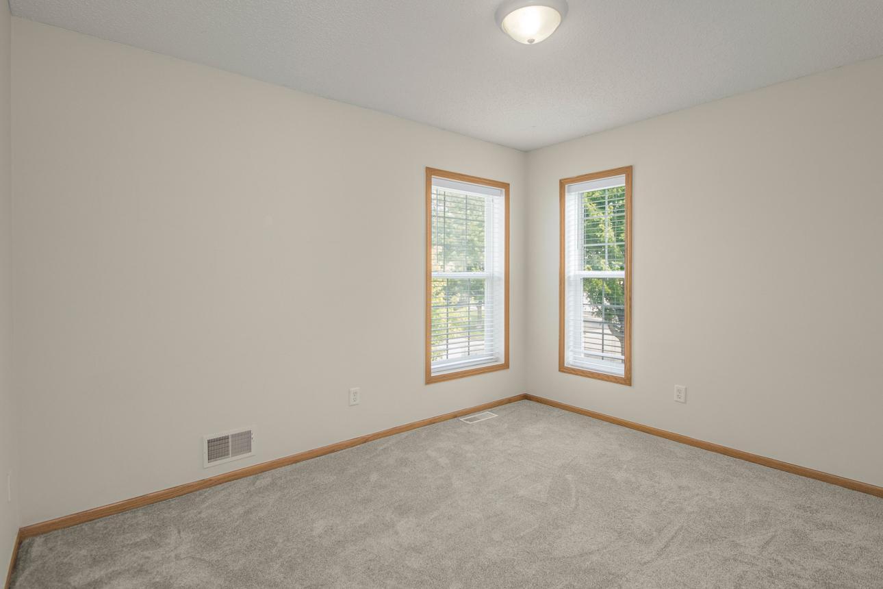 10642 Pond Curve