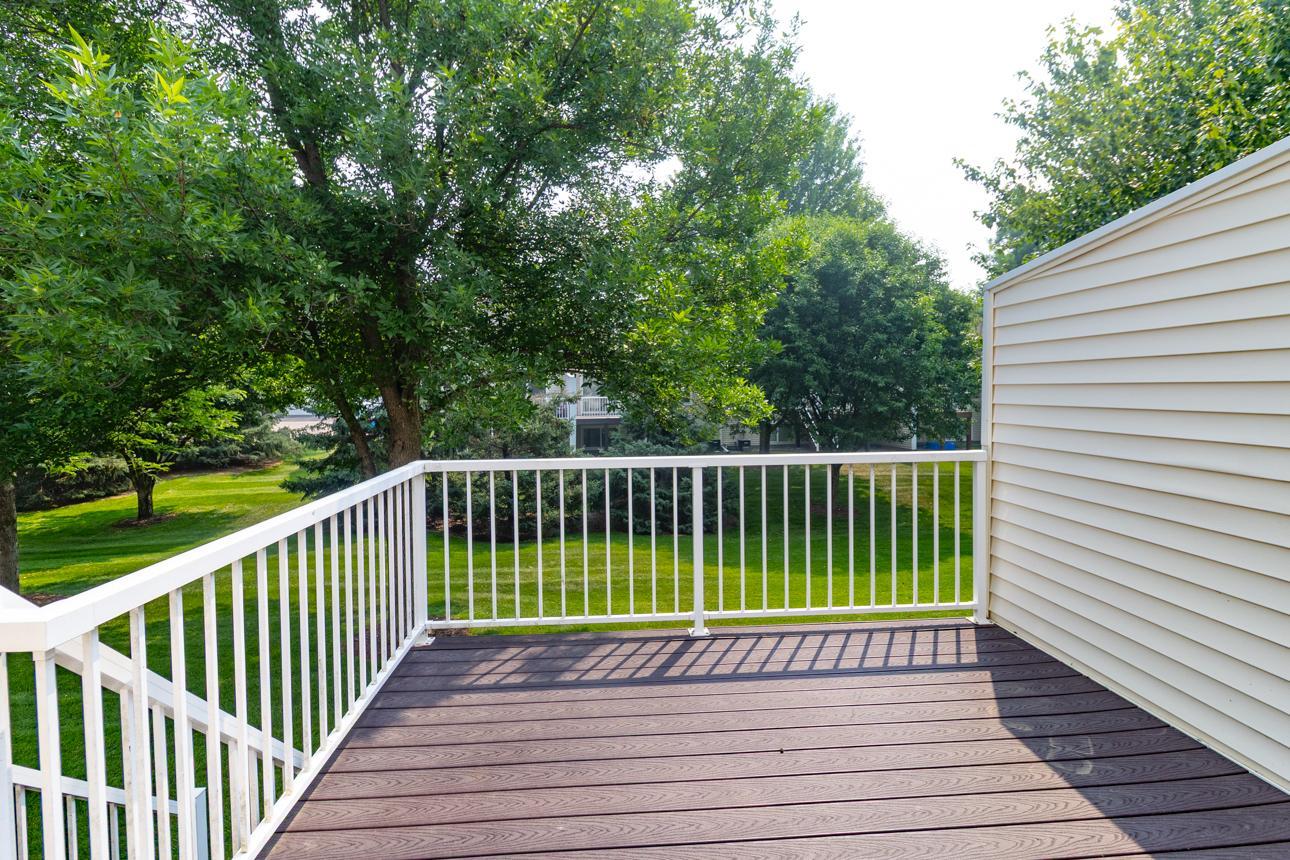 10642 Pond Curve