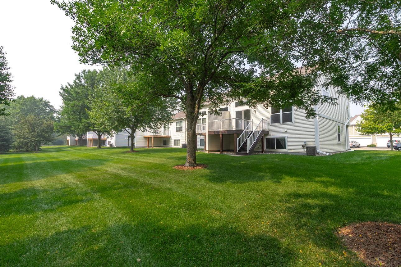 10642 Pond Curve