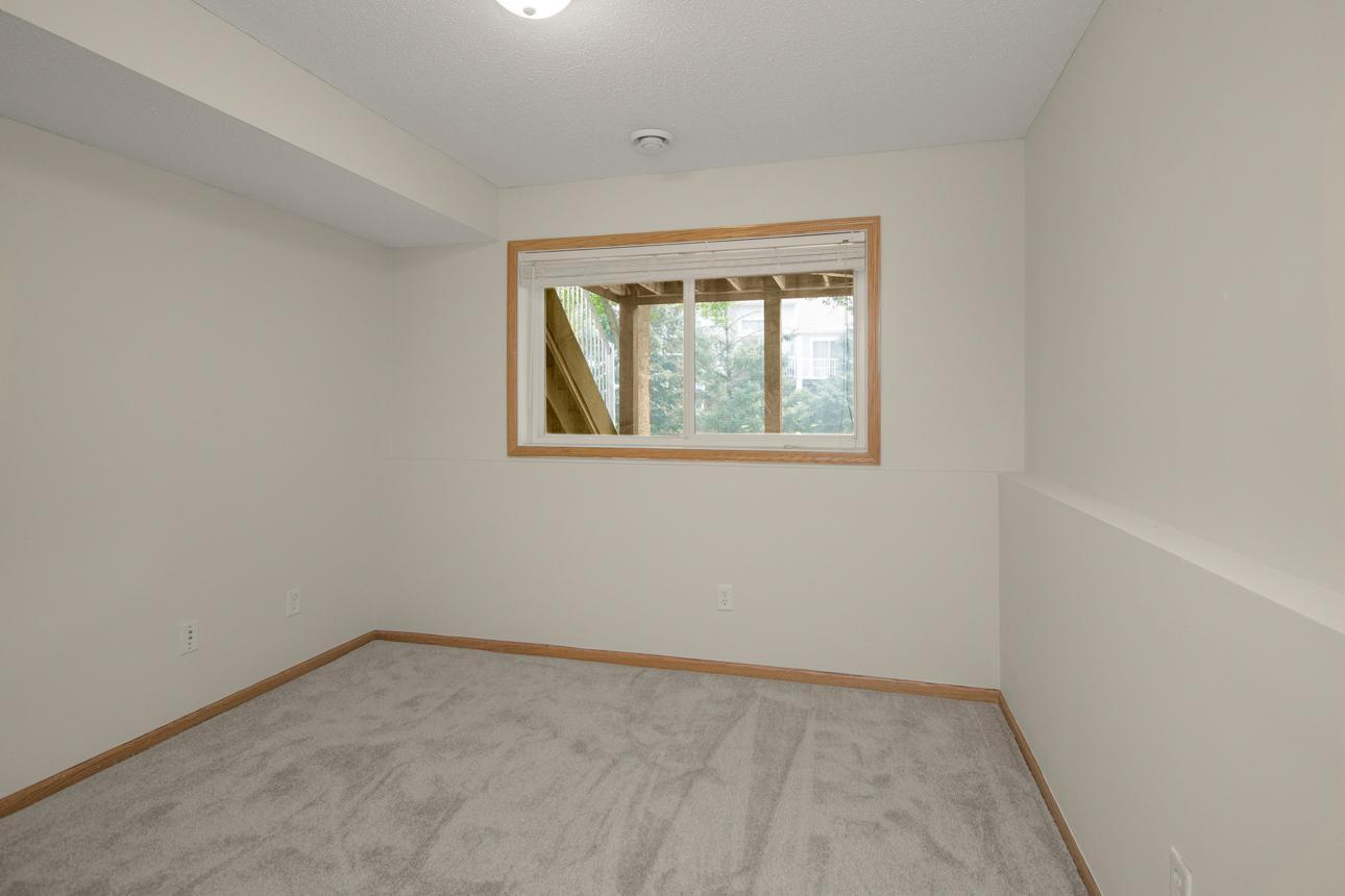 10642 Pond Curve