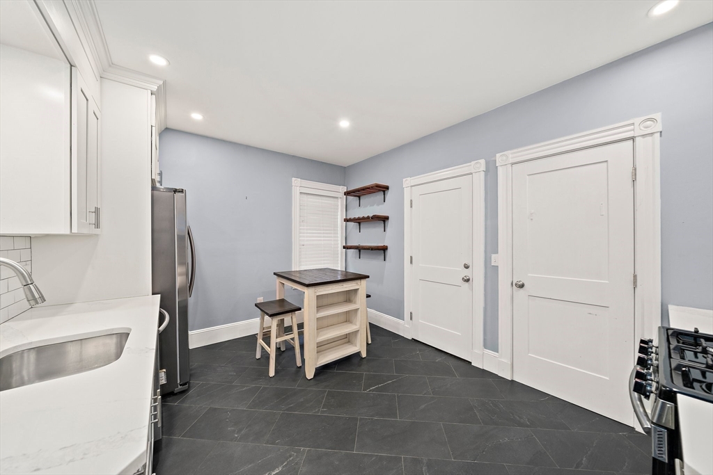 123 King St # 1