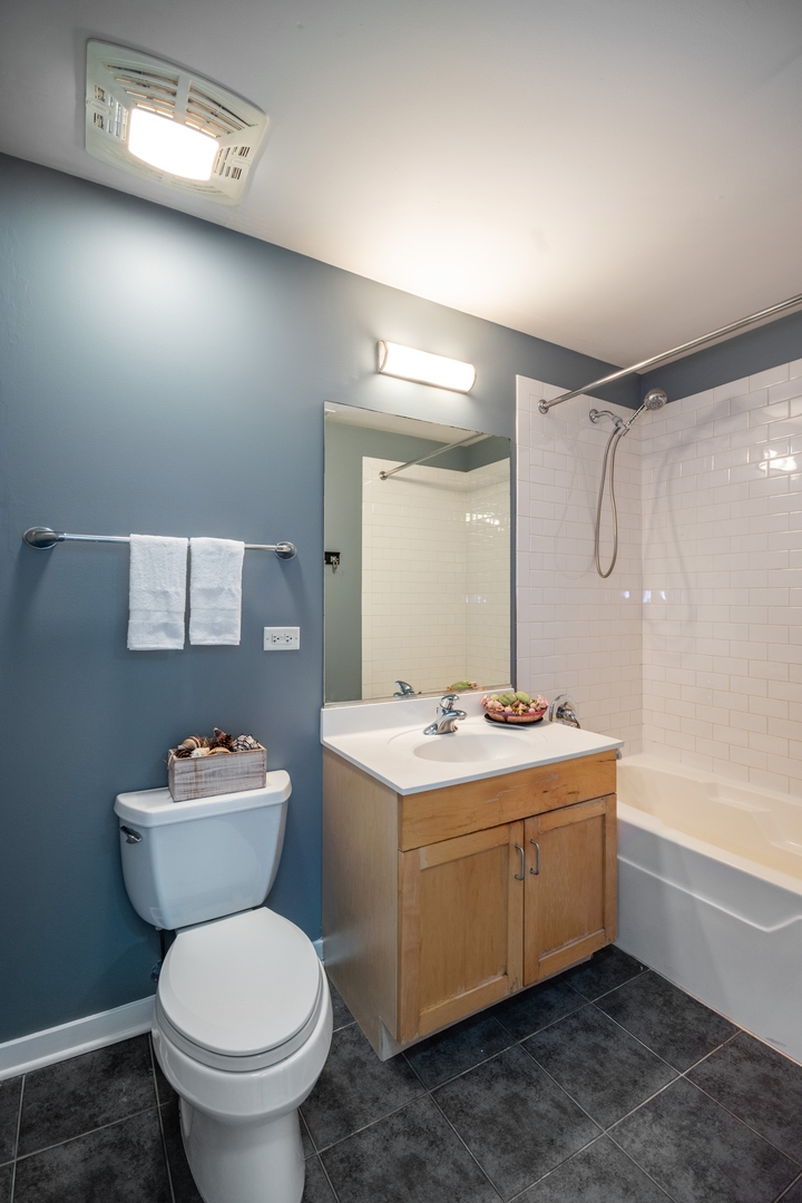 1075 W Roosevelt Road Unit: 209