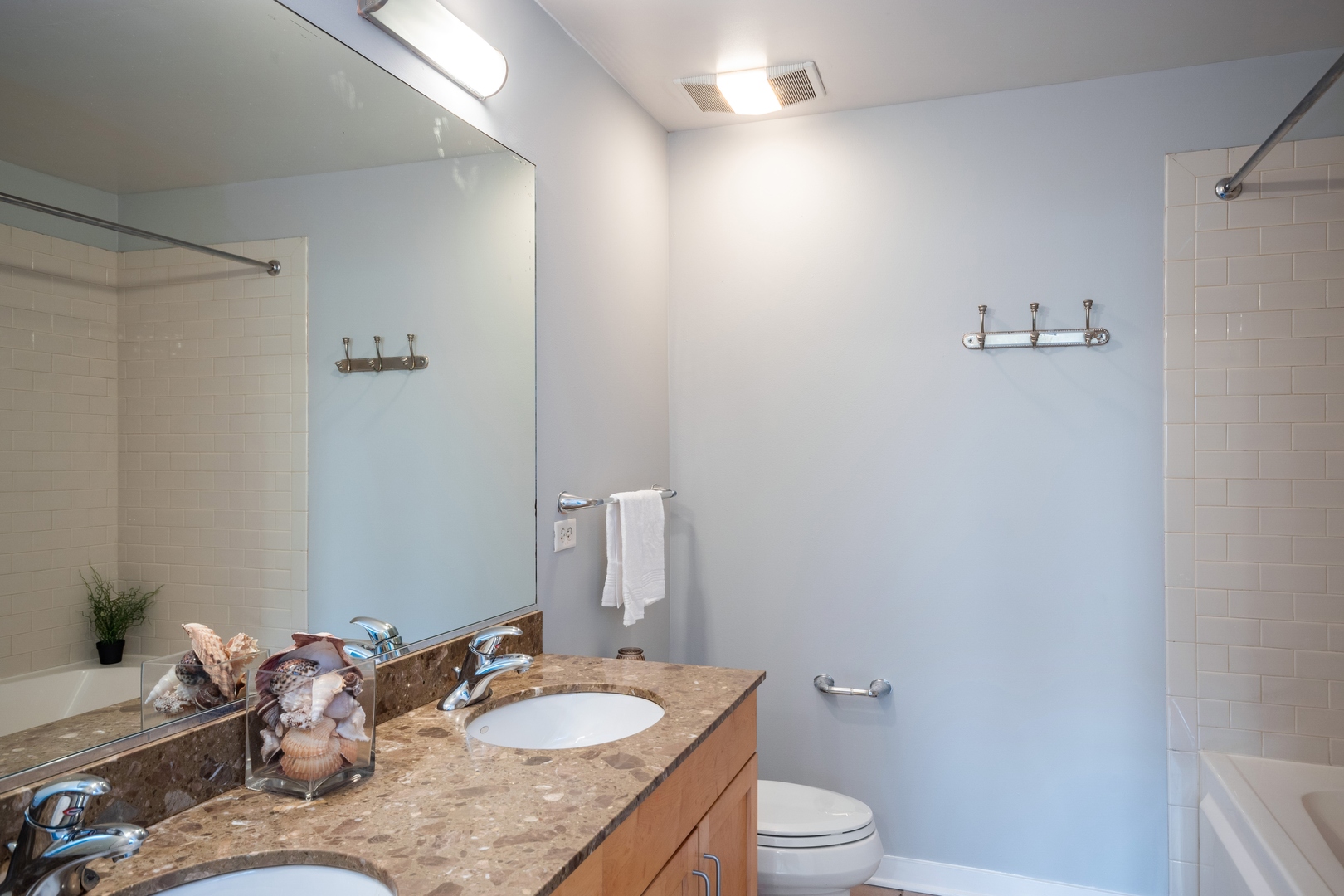 1075 W Roosevelt Road Unit: 209