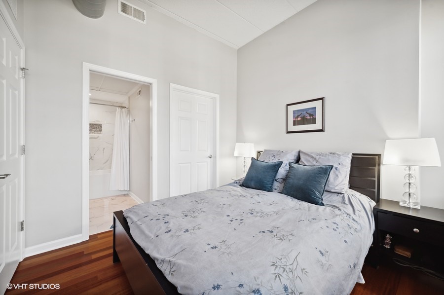 1919 S MICHIGAN Avenue Unit: 201