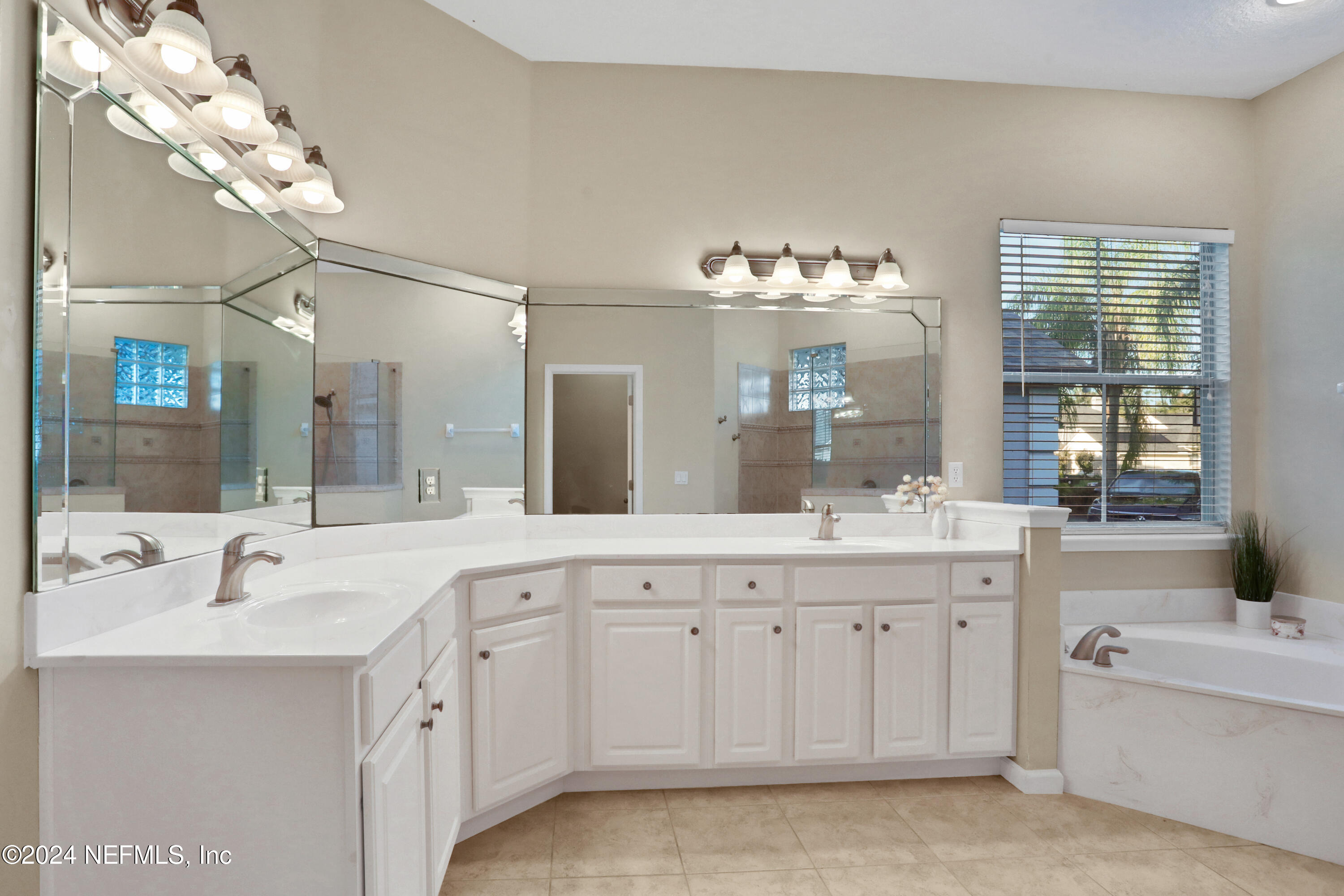 2176 AUTUMN COVE Circle