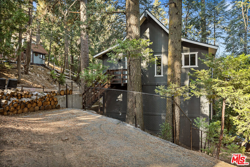 624 W Victoria Court