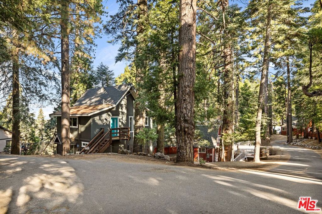 624 W Victoria Court