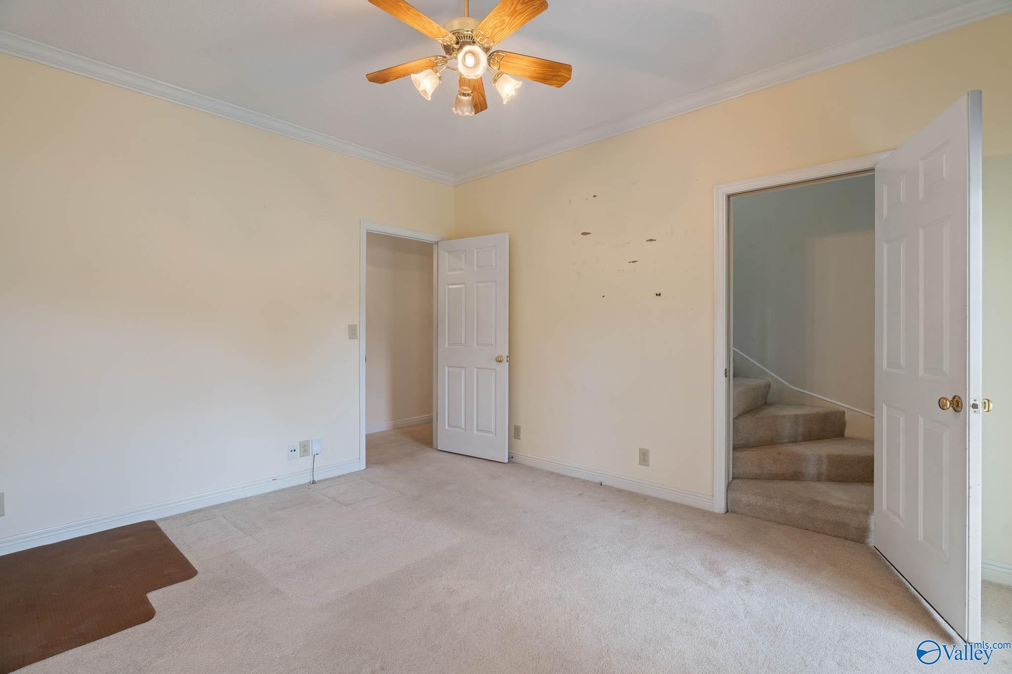 890 Narrow Lane