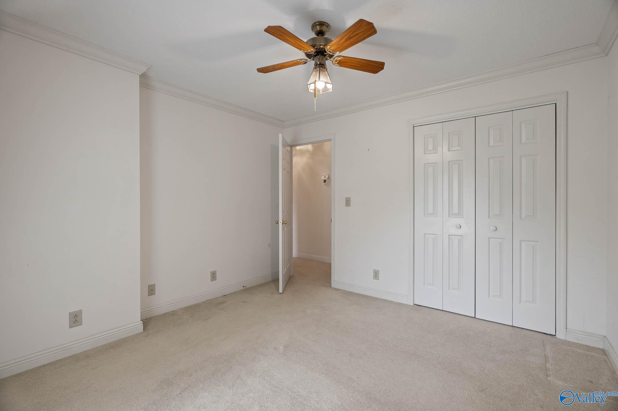 890 Narrow Lane