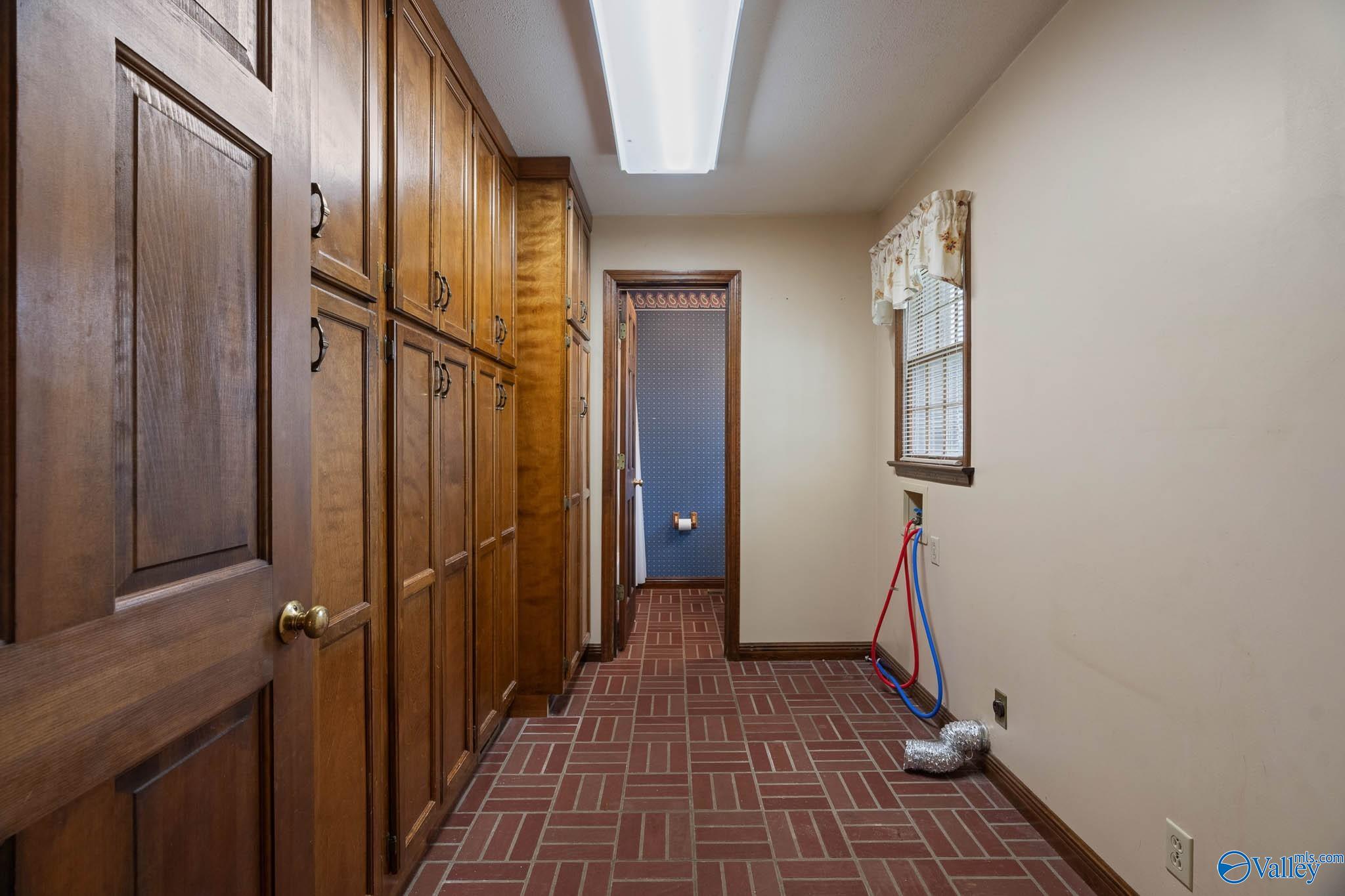 890 Narrow Lane