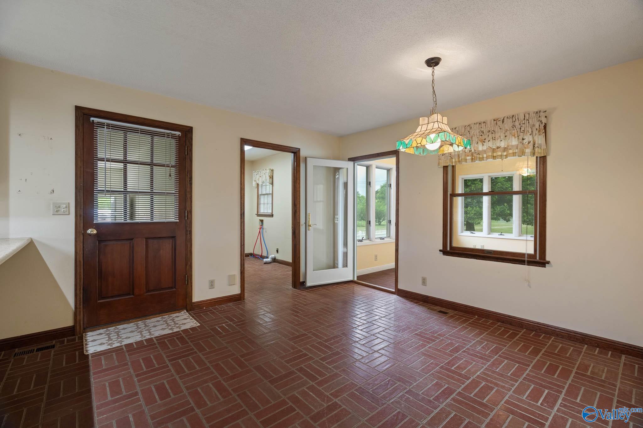 890 Narrow Lane