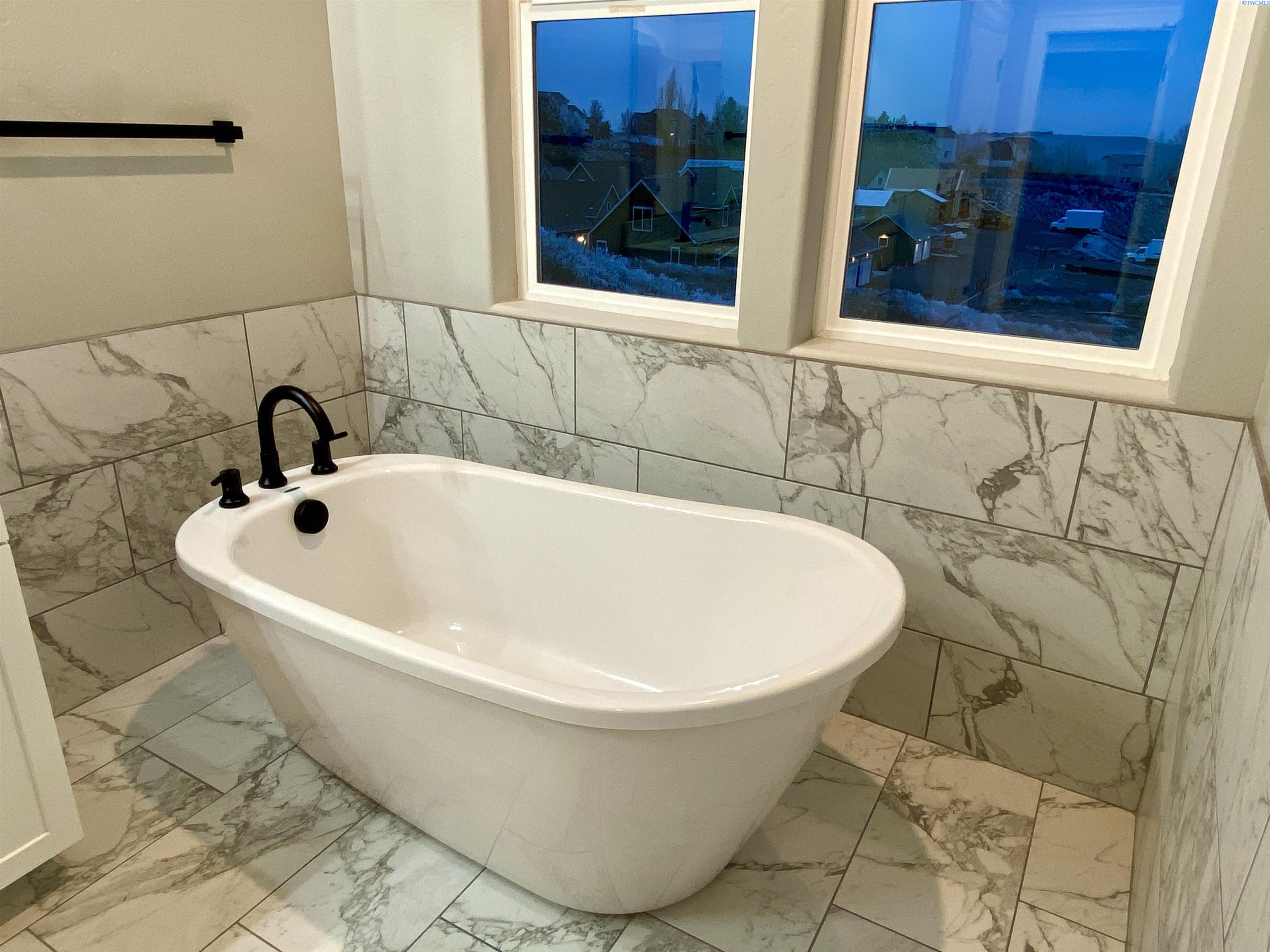 2085 NW Canyon View Dr