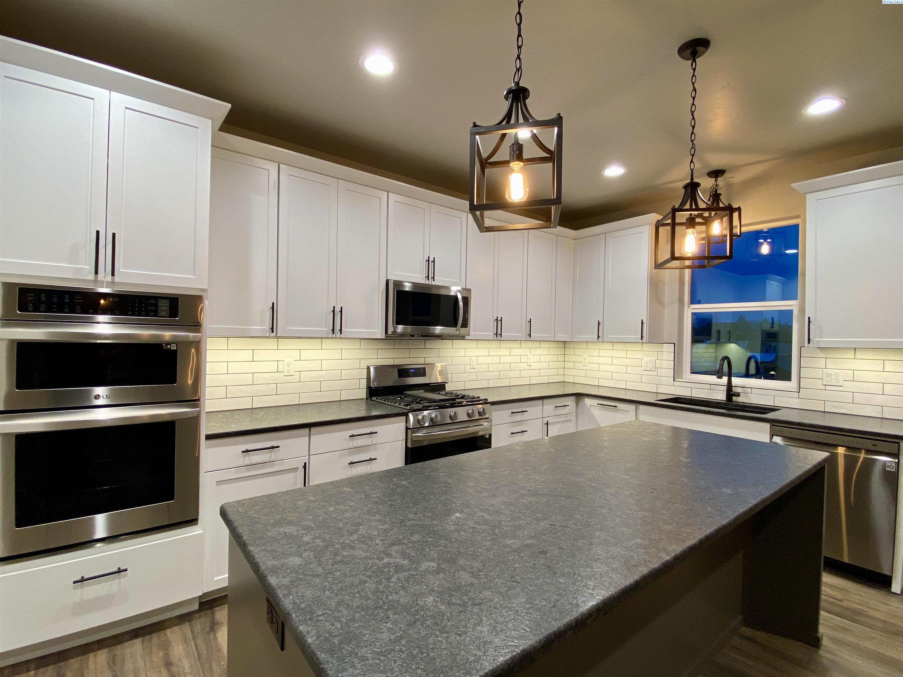 2085 NW Canyon View Dr