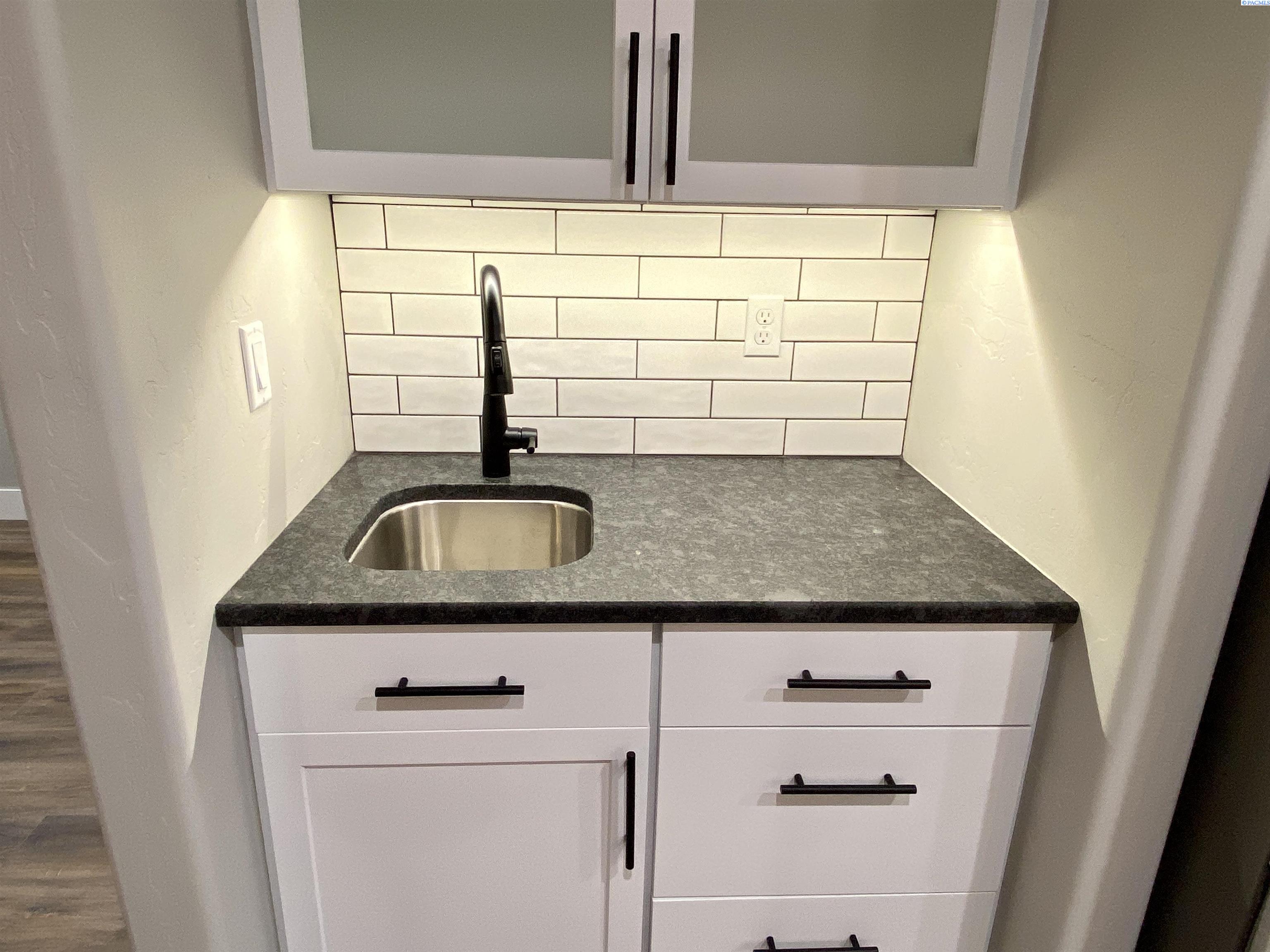 2085 NW Canyon View Dr