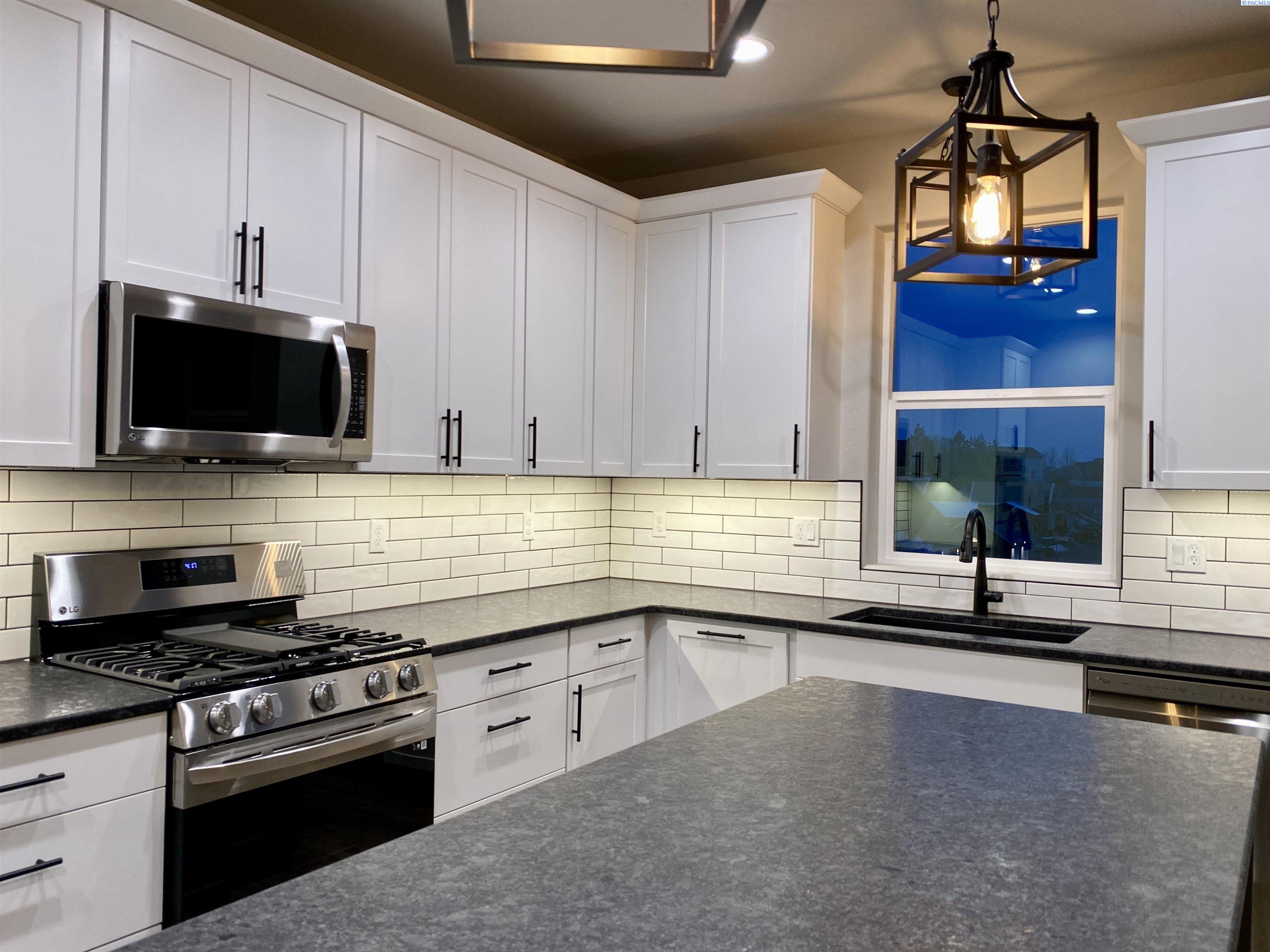 2085 NW Canyon View Dr