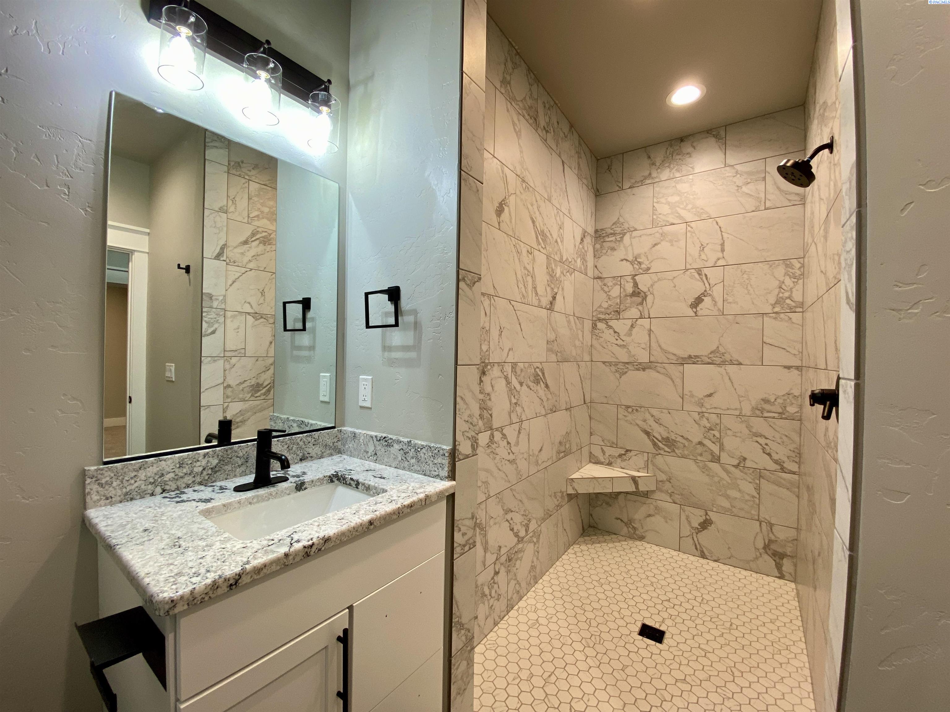 2085 NW Canyon View Dr