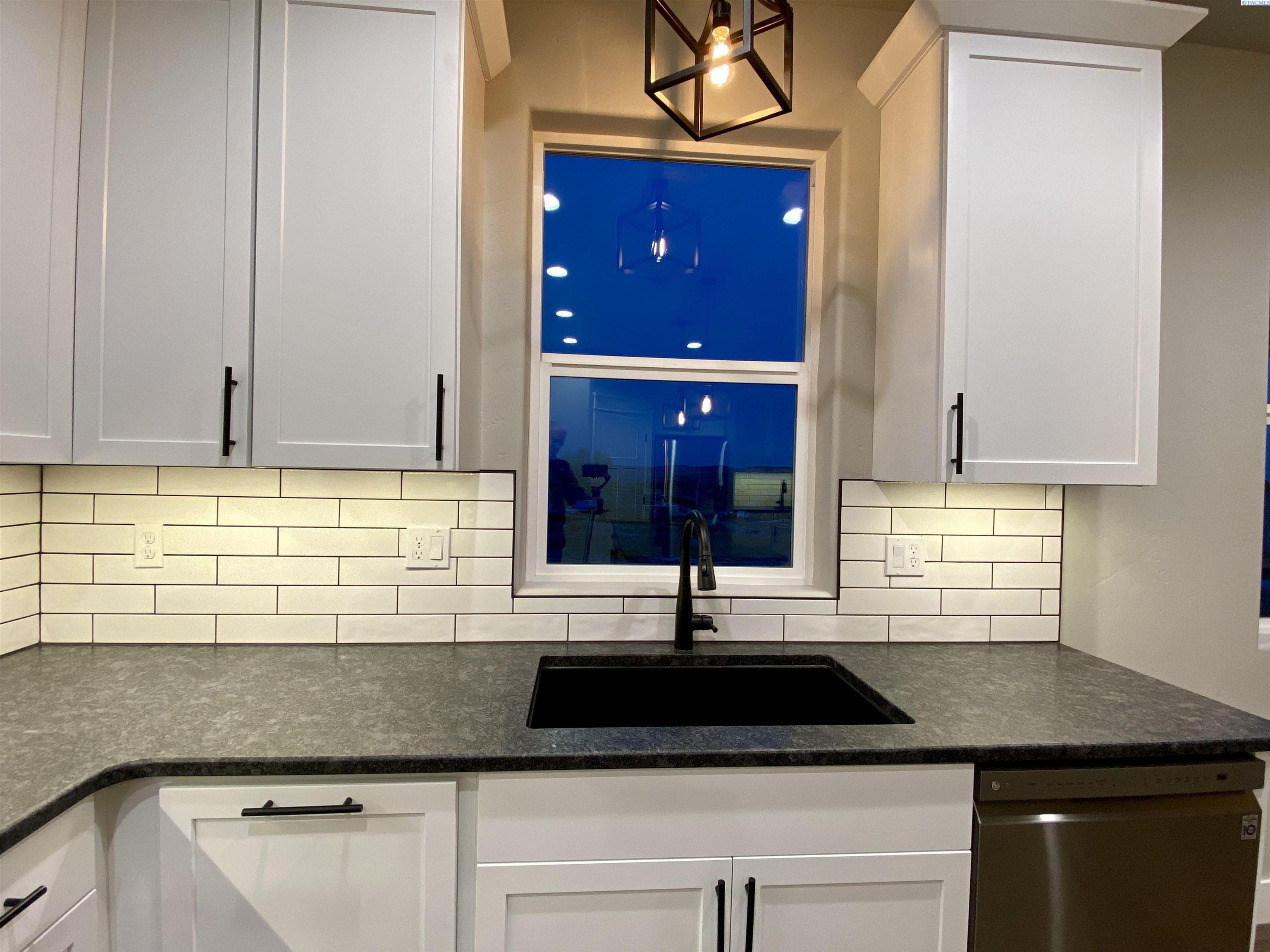 2085 NW Canyon View Dr