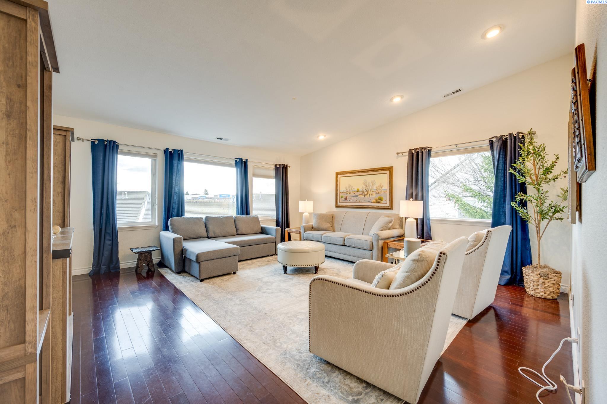 545 SE Quail Ridge Dr