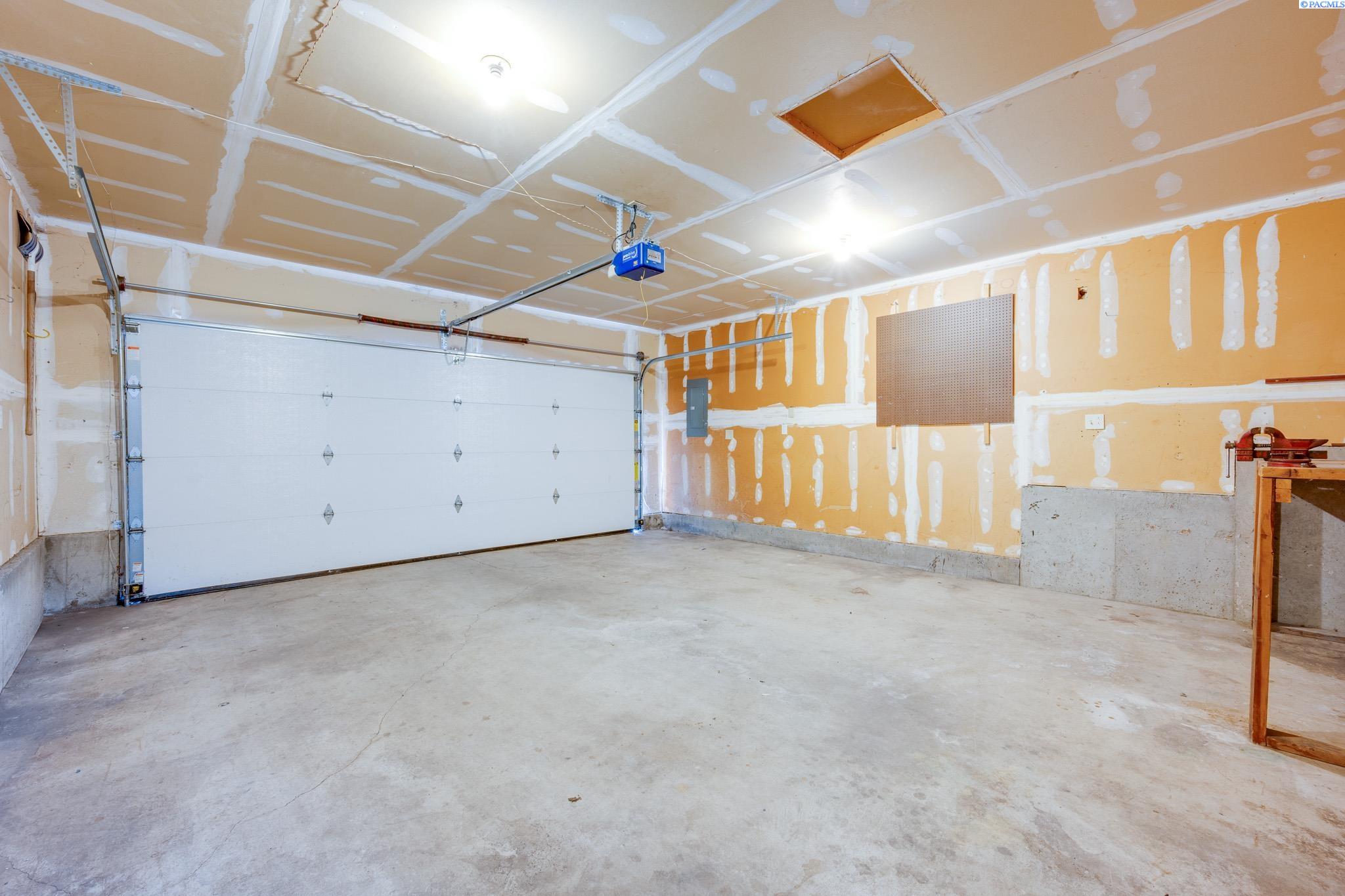 1290 SW Wadleigh Drive