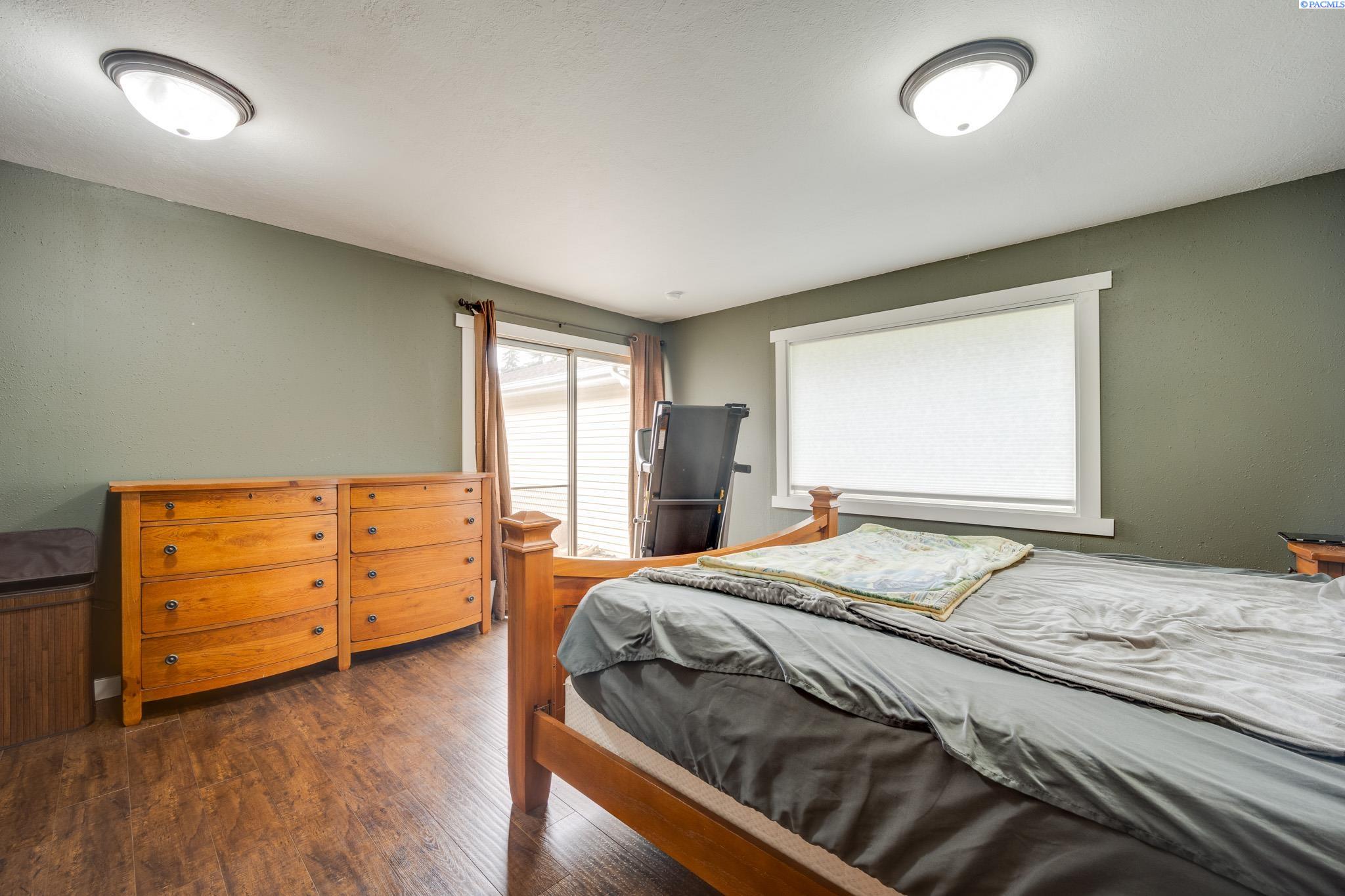 500 NW Darrow Street