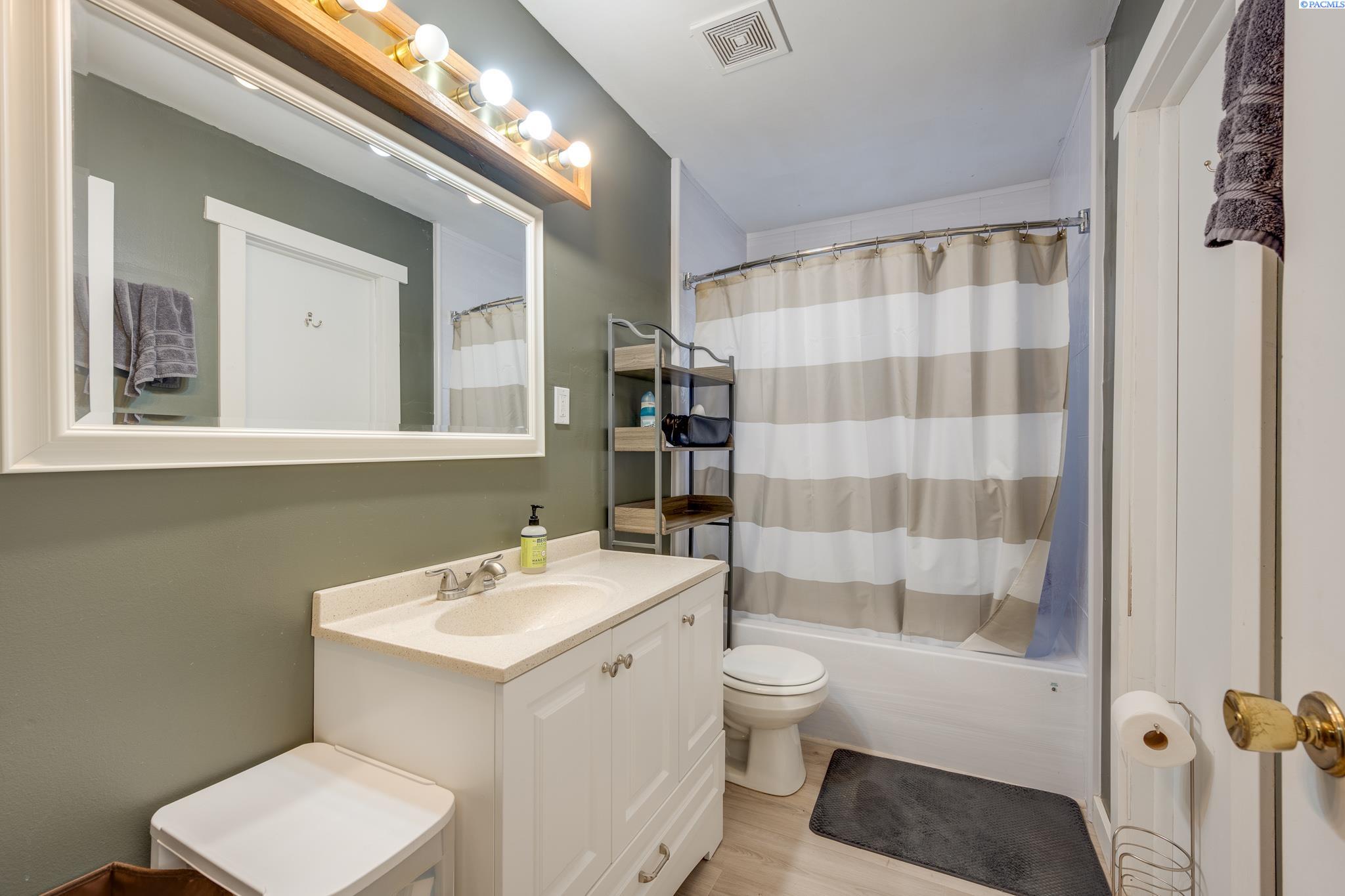 500 NW Darrow Street