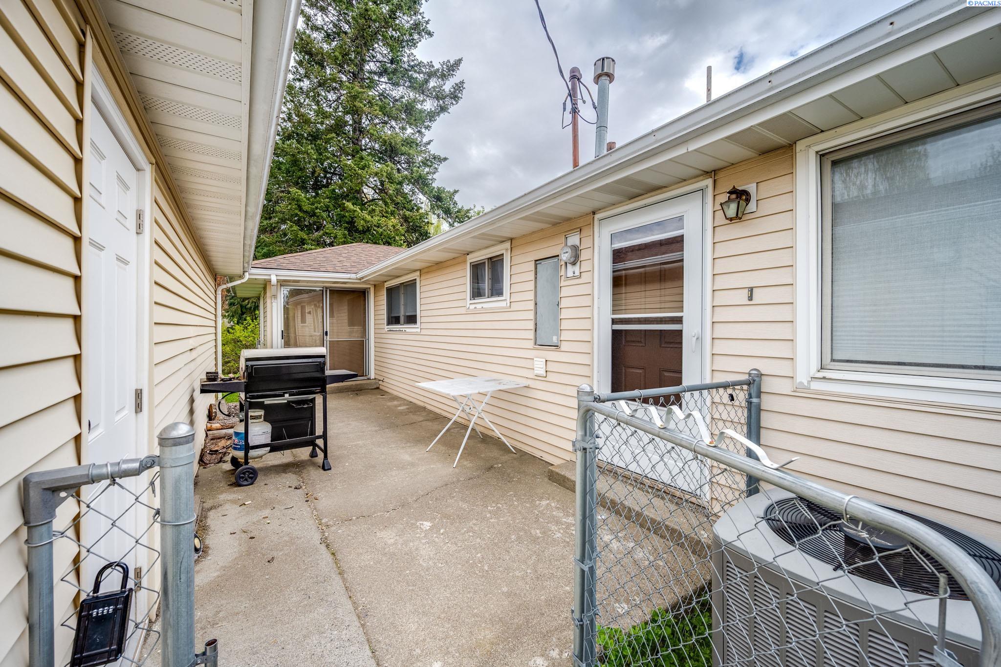 500 NW Darrow Street