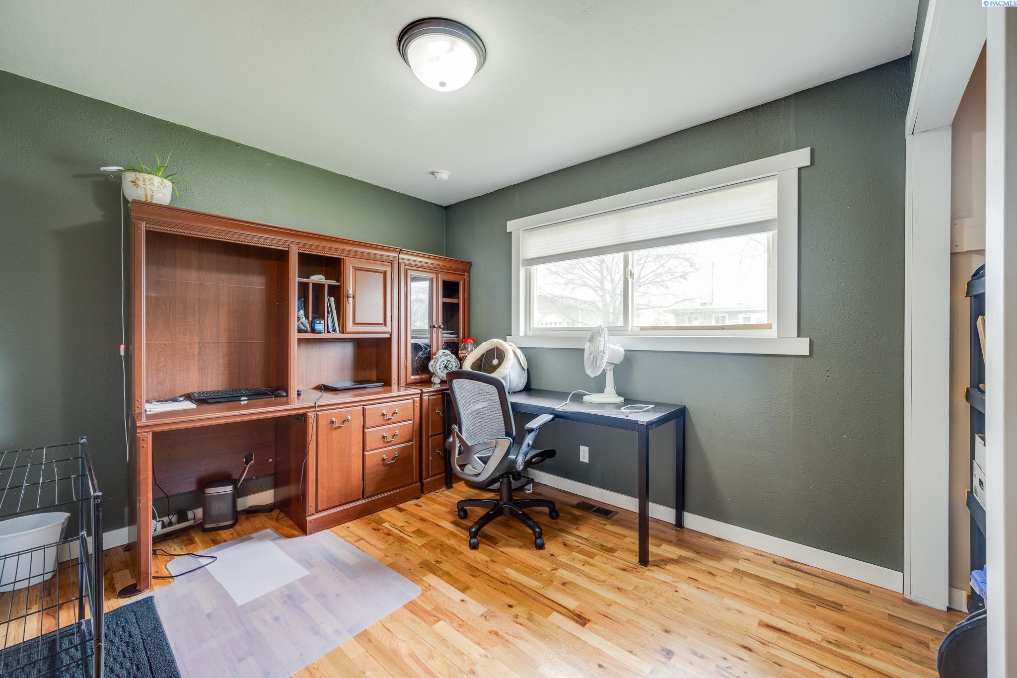 500 NW Darrow Street