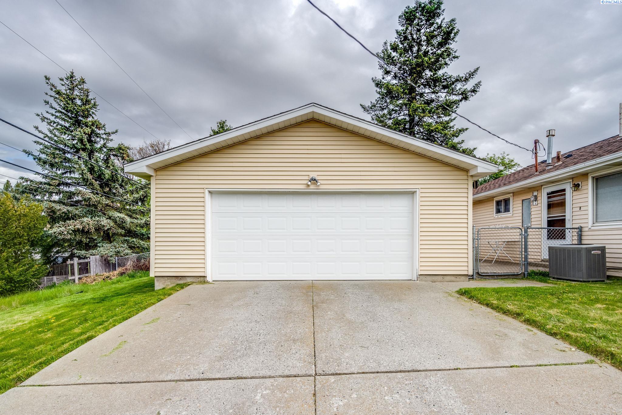 500 NW Darrow Street