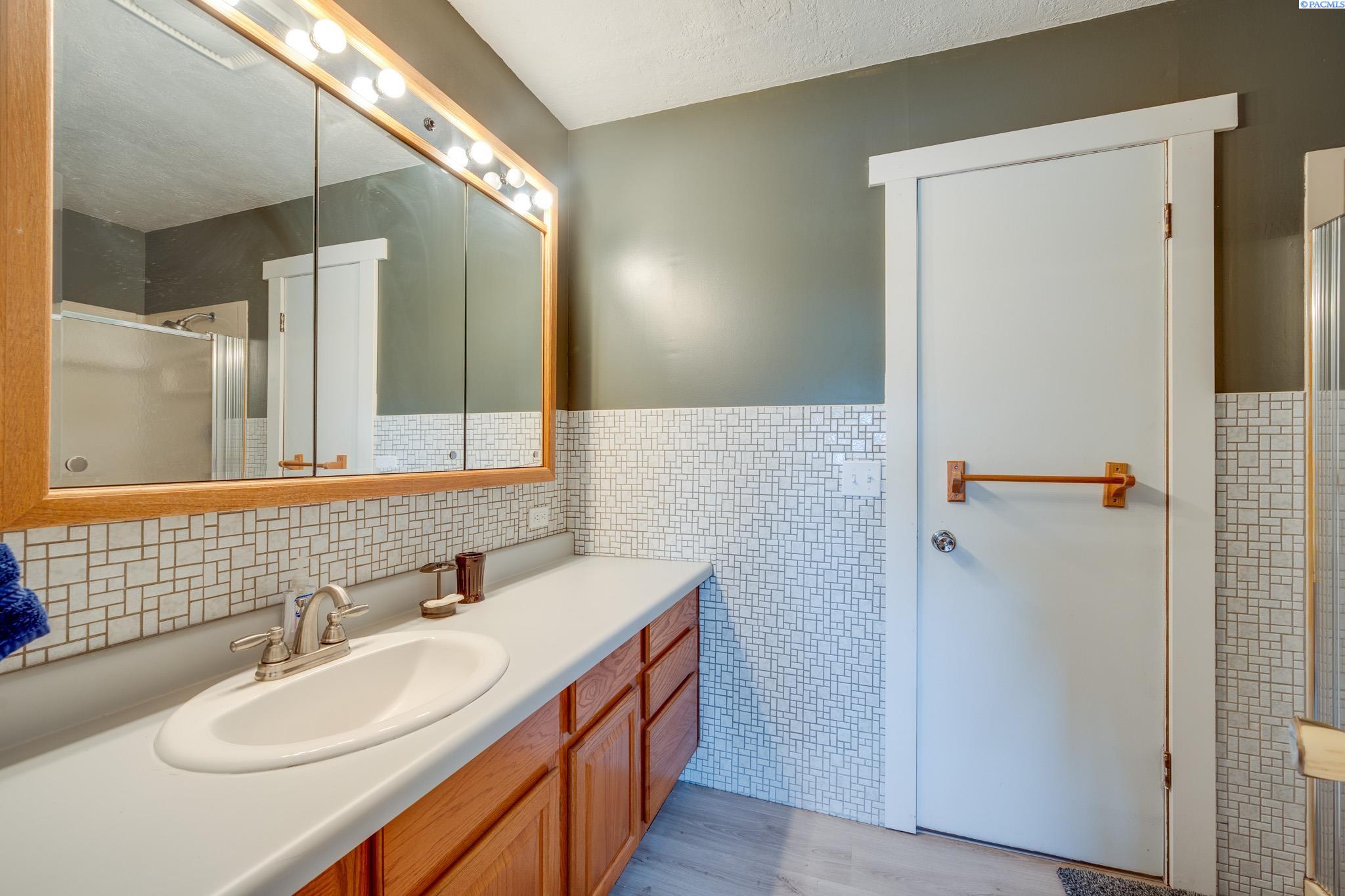 500 NW Darrow Street