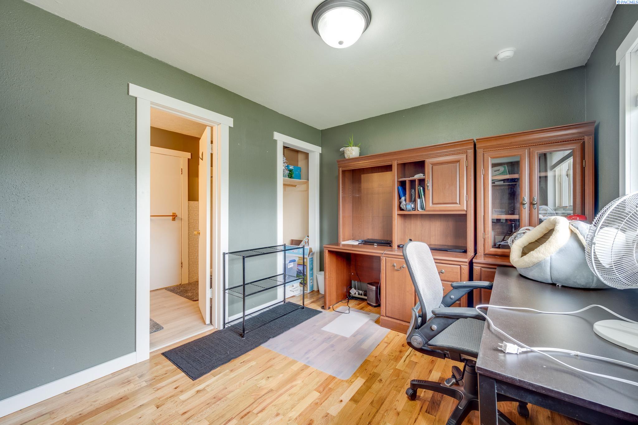 500 NW Darrow Street