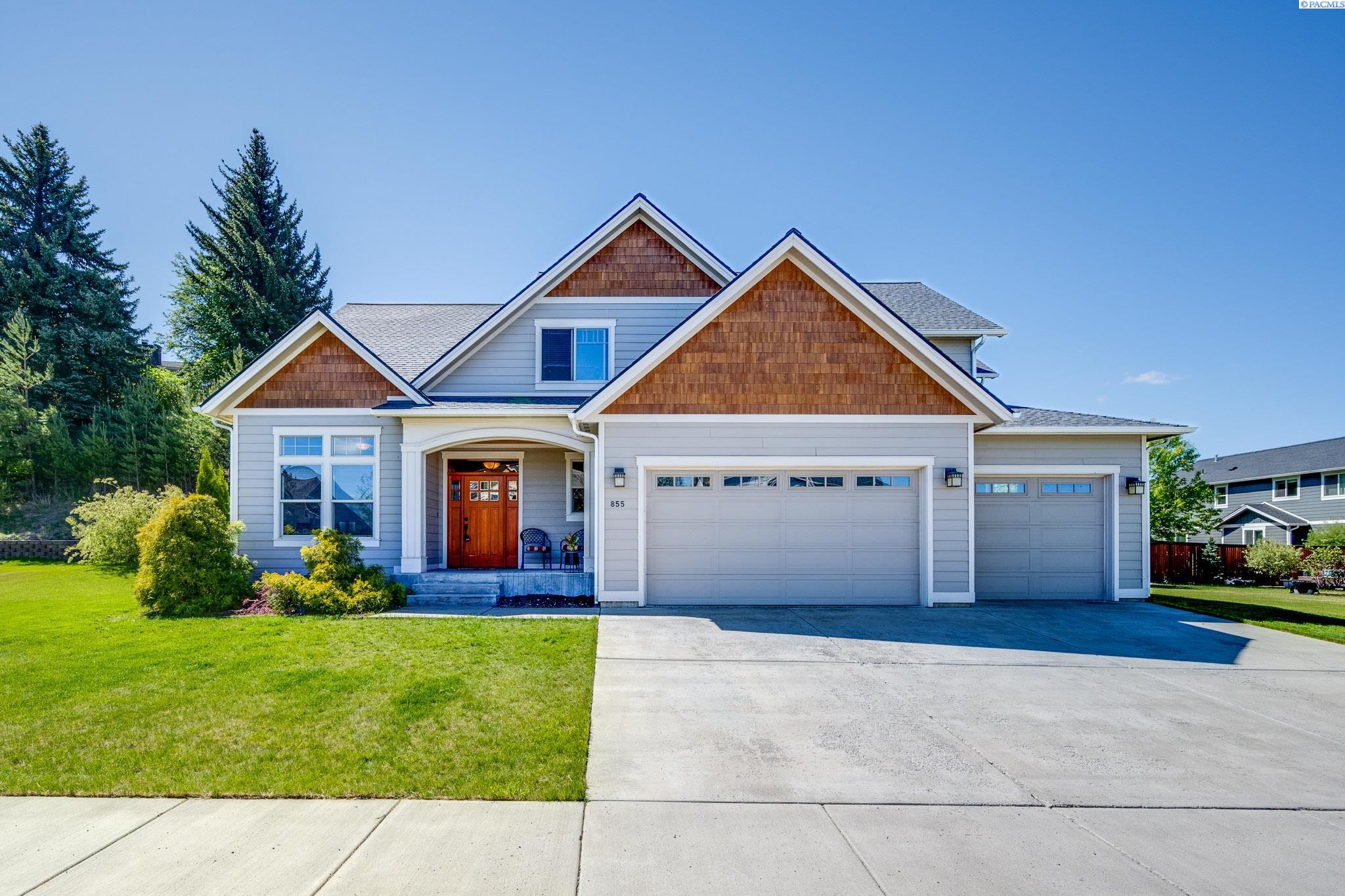 855 SW Finch Way