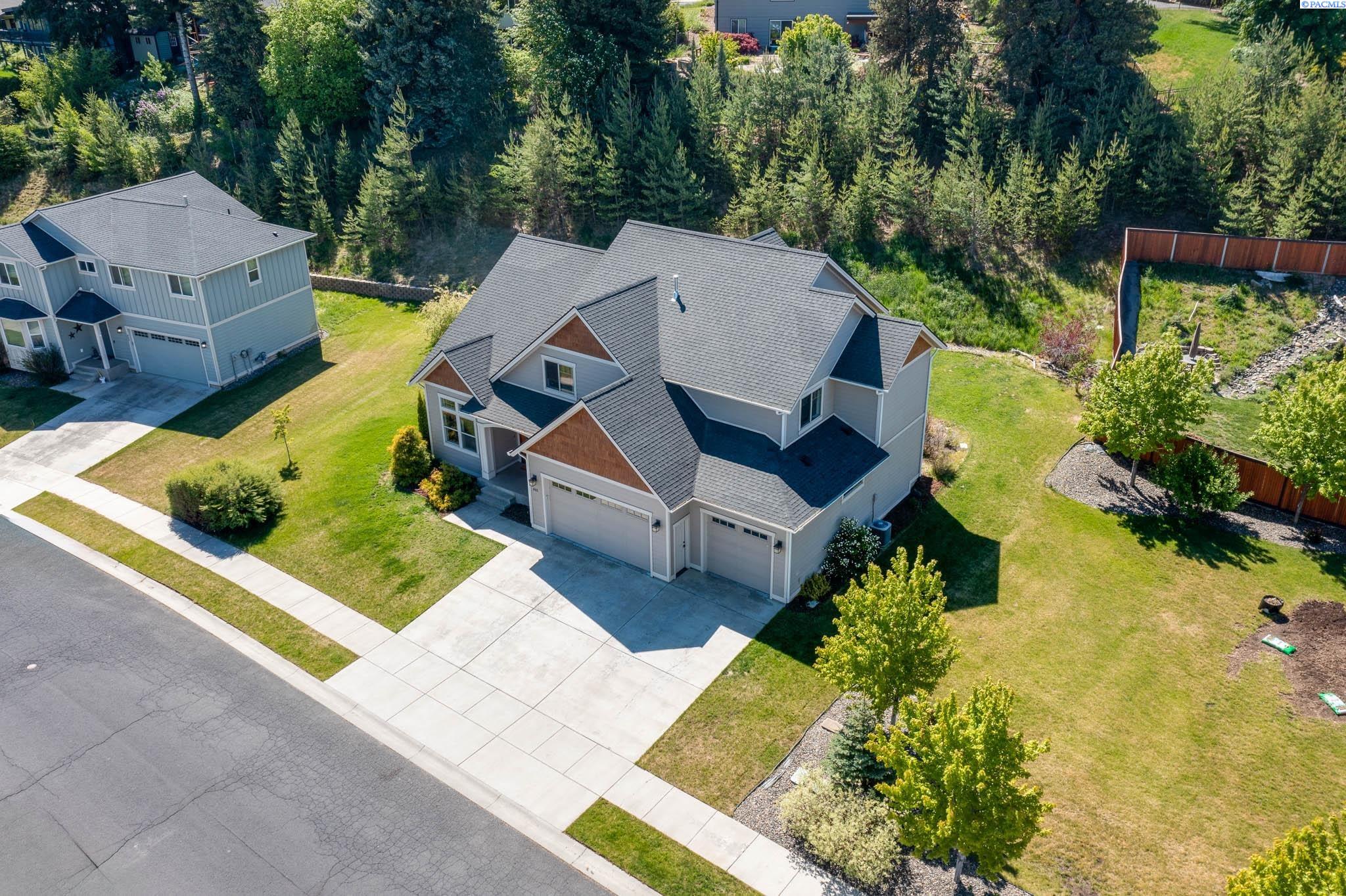 855 SW Finch Way