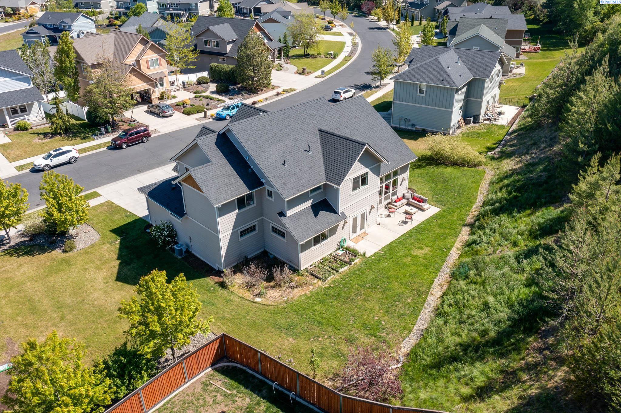 855 SW Finch Way